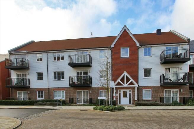 2 bedroom apartment For Sale in Dunton Green - Property photograph