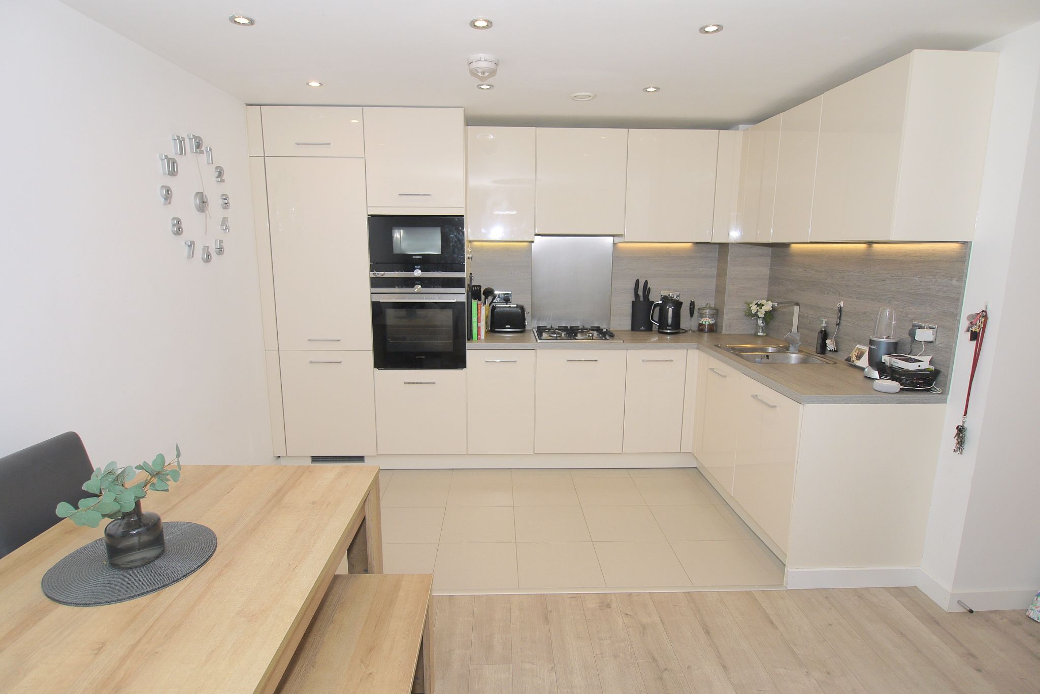 2 bedroom apartment For Sale in Dunton Green - Property photograph