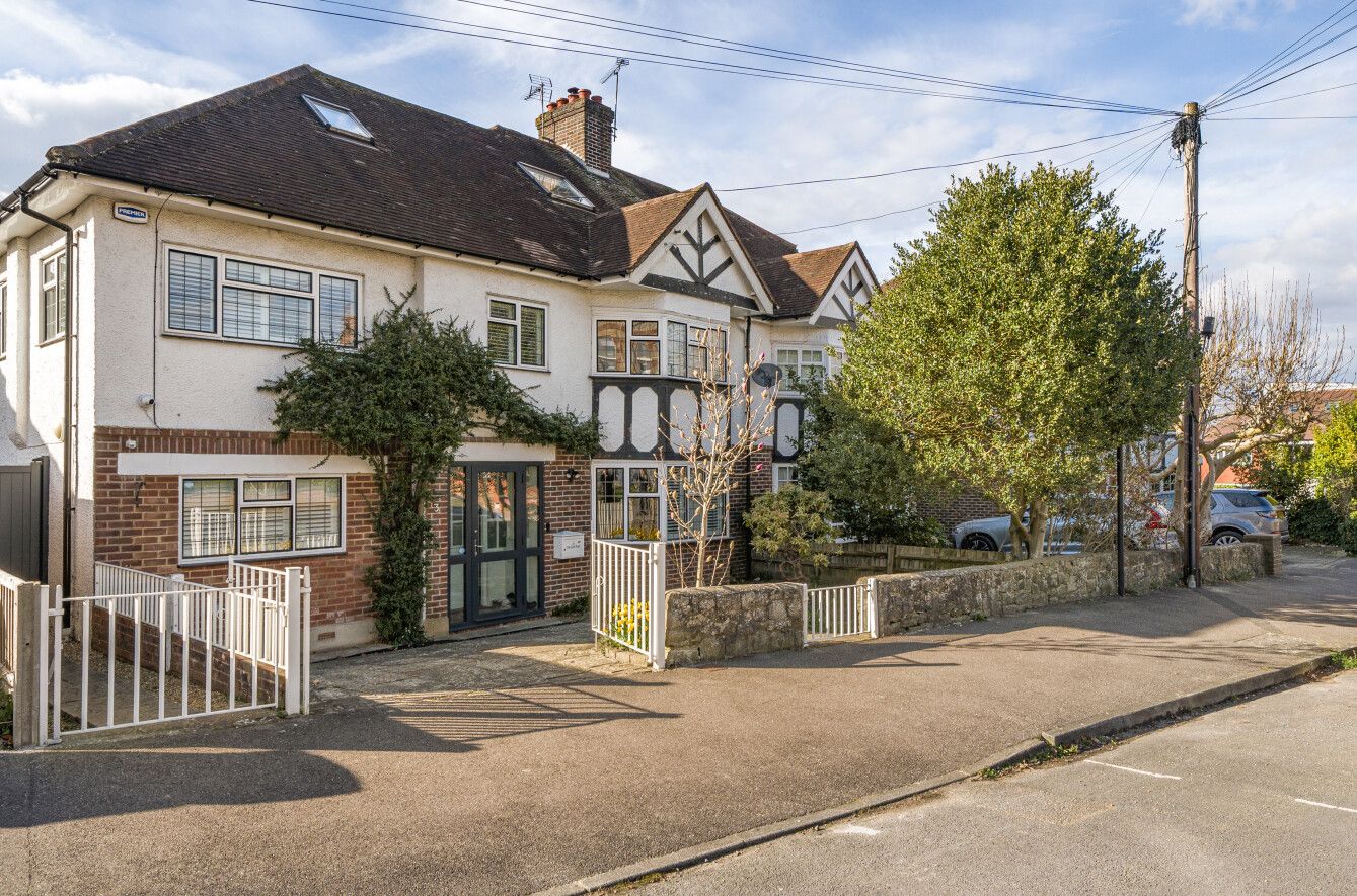 5 bedroom semi-detached house For Sale in Sevenoaks - Photograph 1