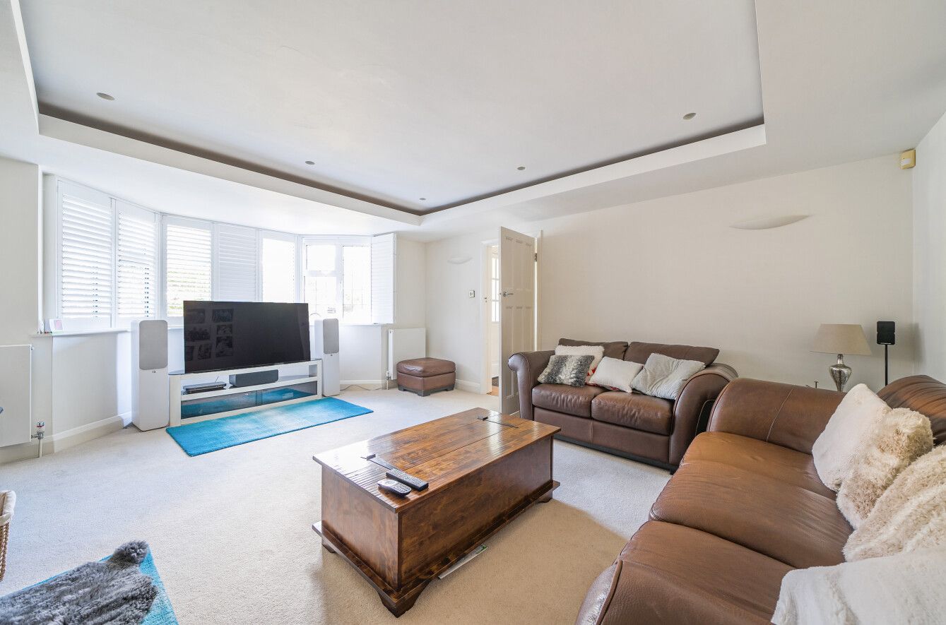5 bedroom semi-detached house For Sale in Sevenoaks - Photograph 2