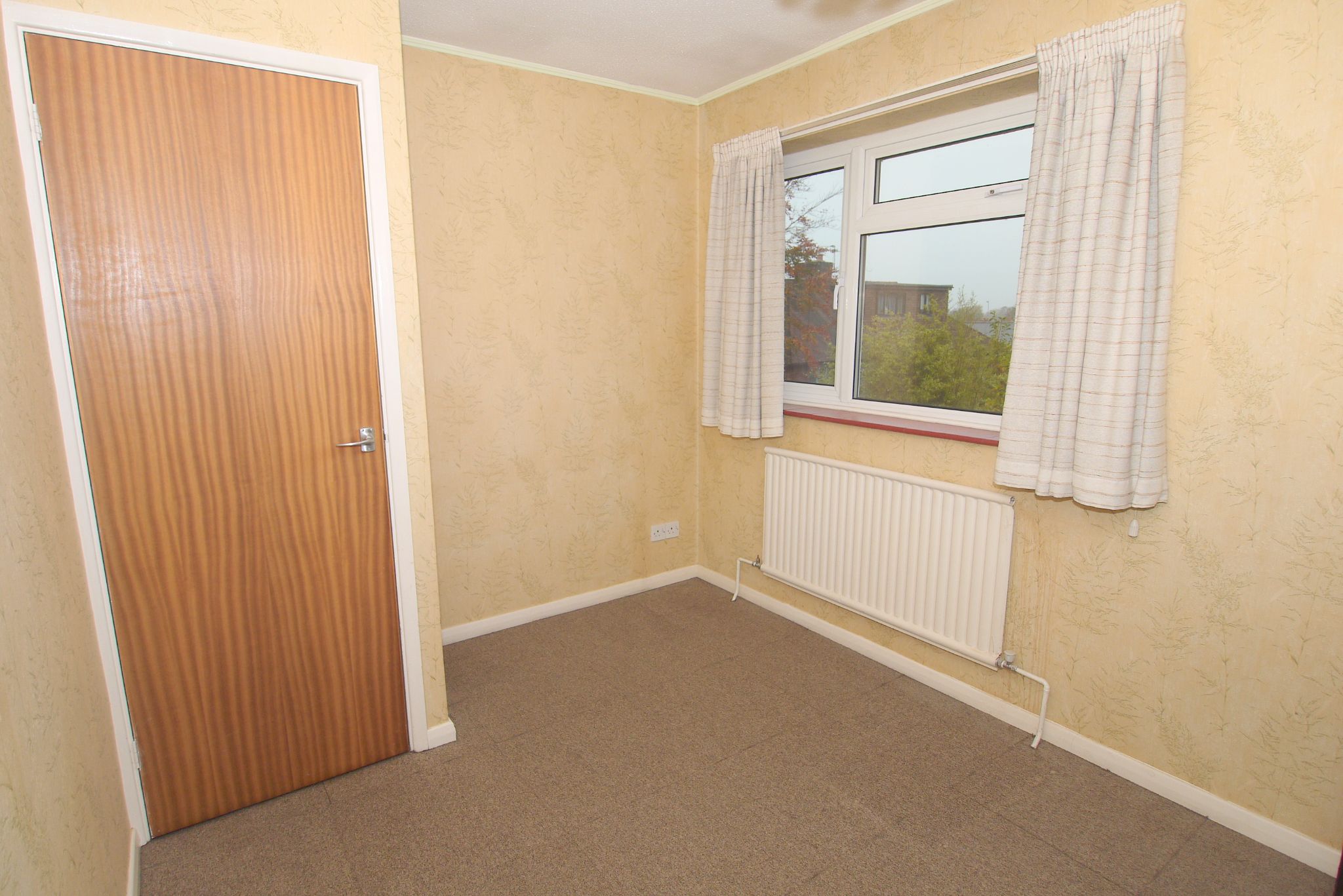 3 bedroom detached house Sold in Riverhead - Photograph 8