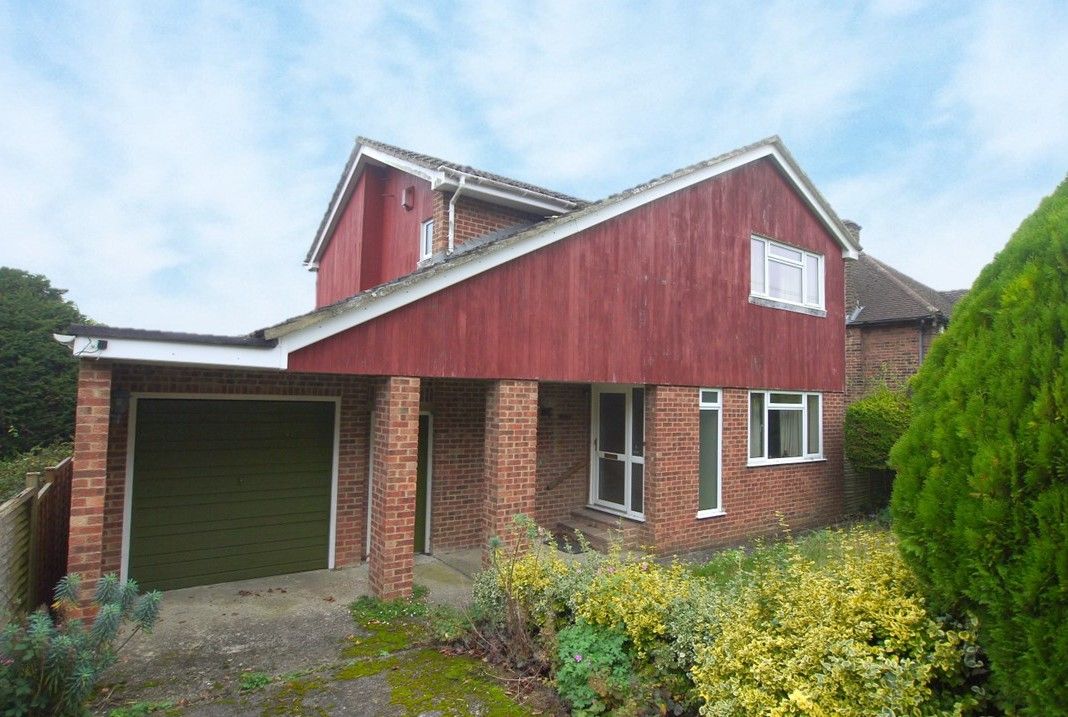 3 bedroom detached house Sold in Riverhead - Photograph 1