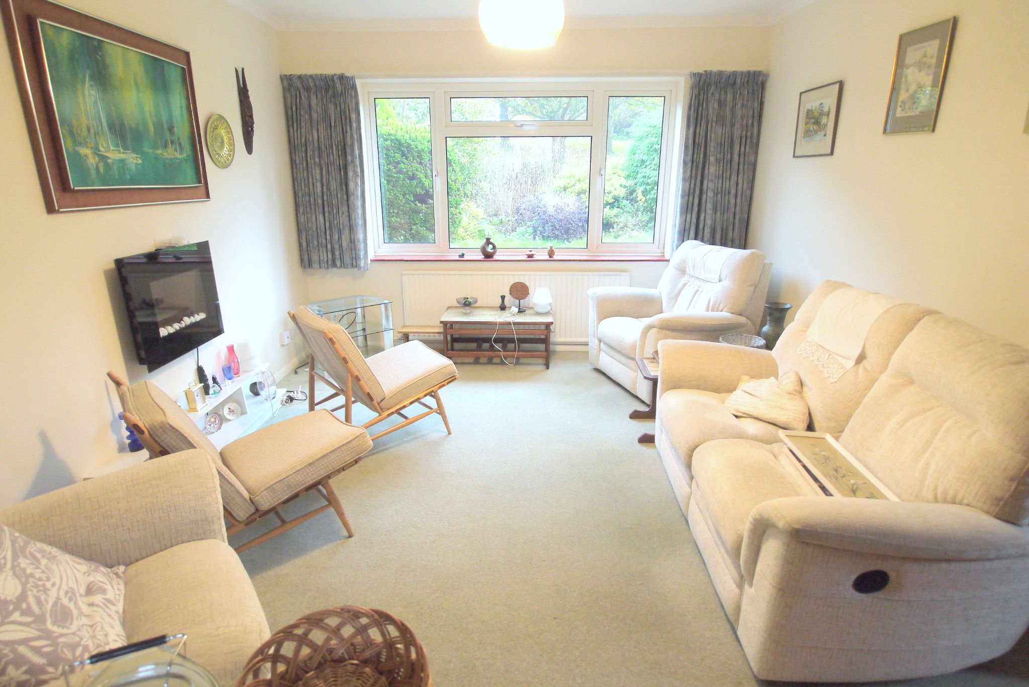3 bedroom detached house Sold in Riverhead - Photograph 3
