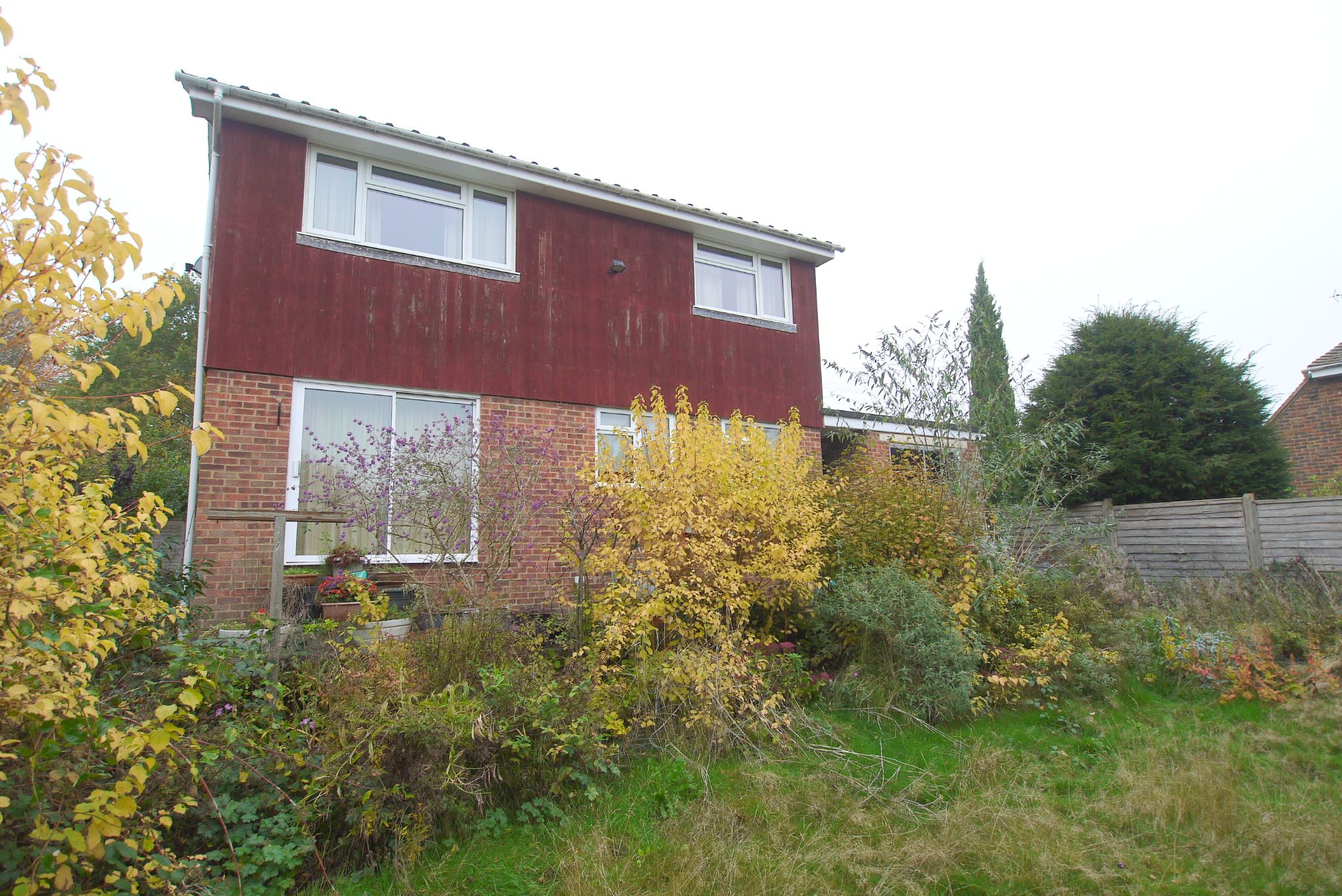 3 bedroom detached house Sold in Riverhead - Photograph 2