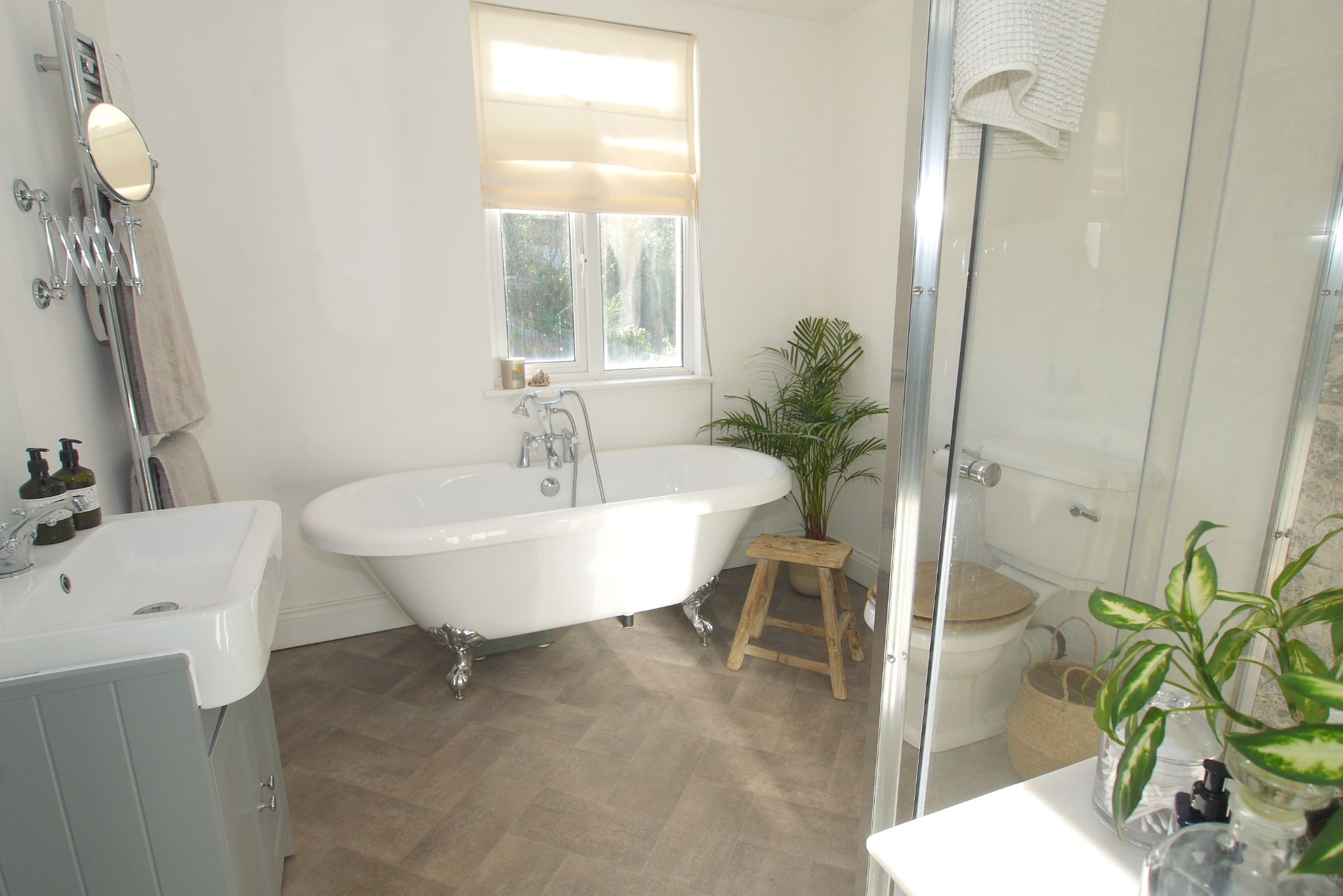 4 bedroom semi-detached house Sold in Sevenoaks - Photograph 9