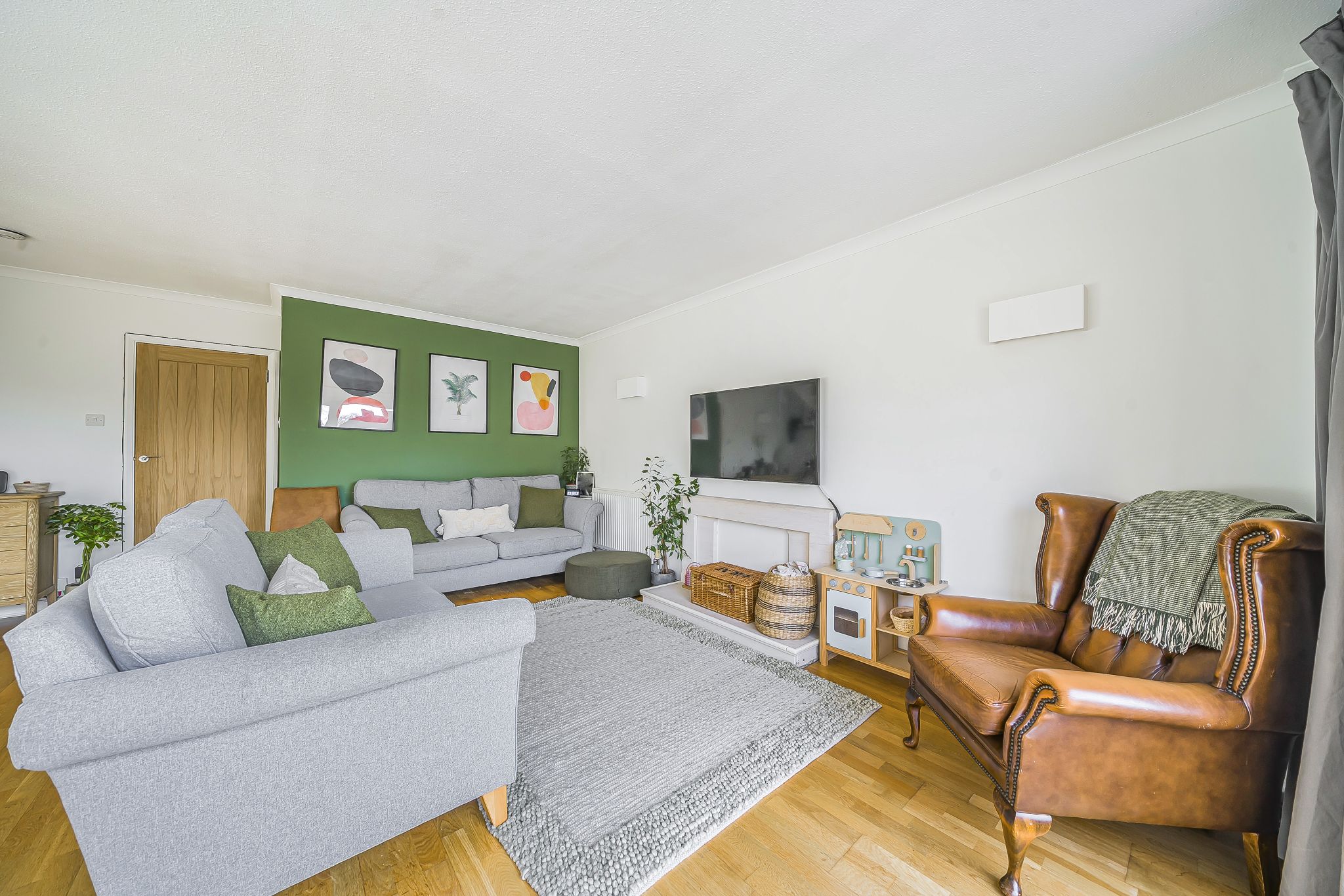 3 bedroom semi-detached house Sold in Sevenoaks - Photograph 2