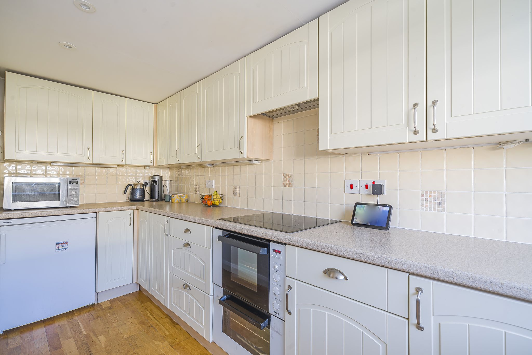 3 bedroom semi-detached house Sold in Sevenoaks - Photograph 5