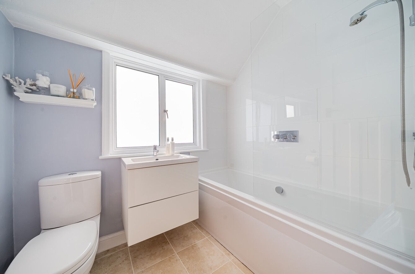 4 bedroom detached house Sold in Sevenoaks - Photograph 10