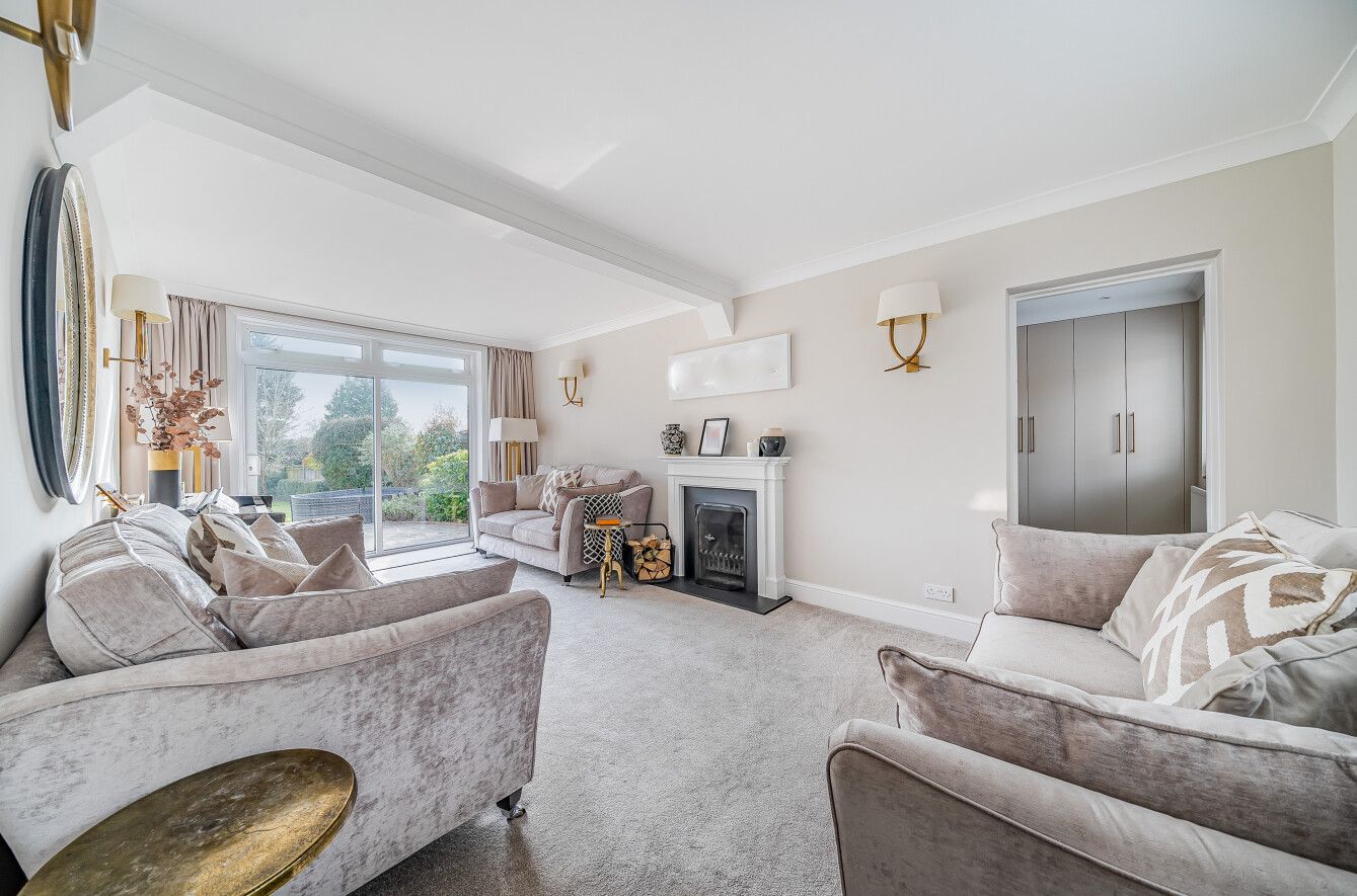 4 bedroom detached house Sold in Sevenoaks - Photograph 4