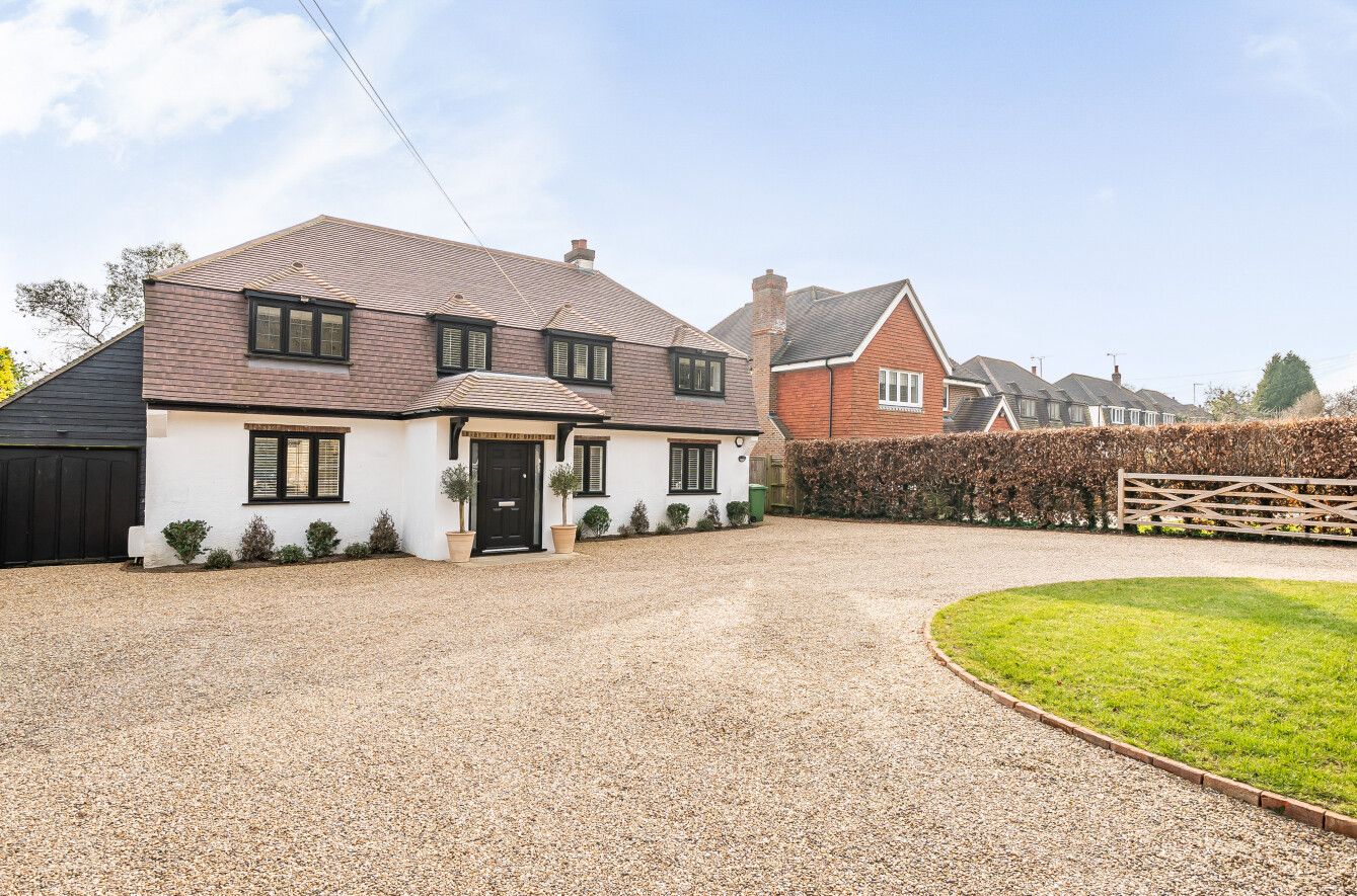 4 bedroom detached house Sold in Sevenoaks - Photograph 3