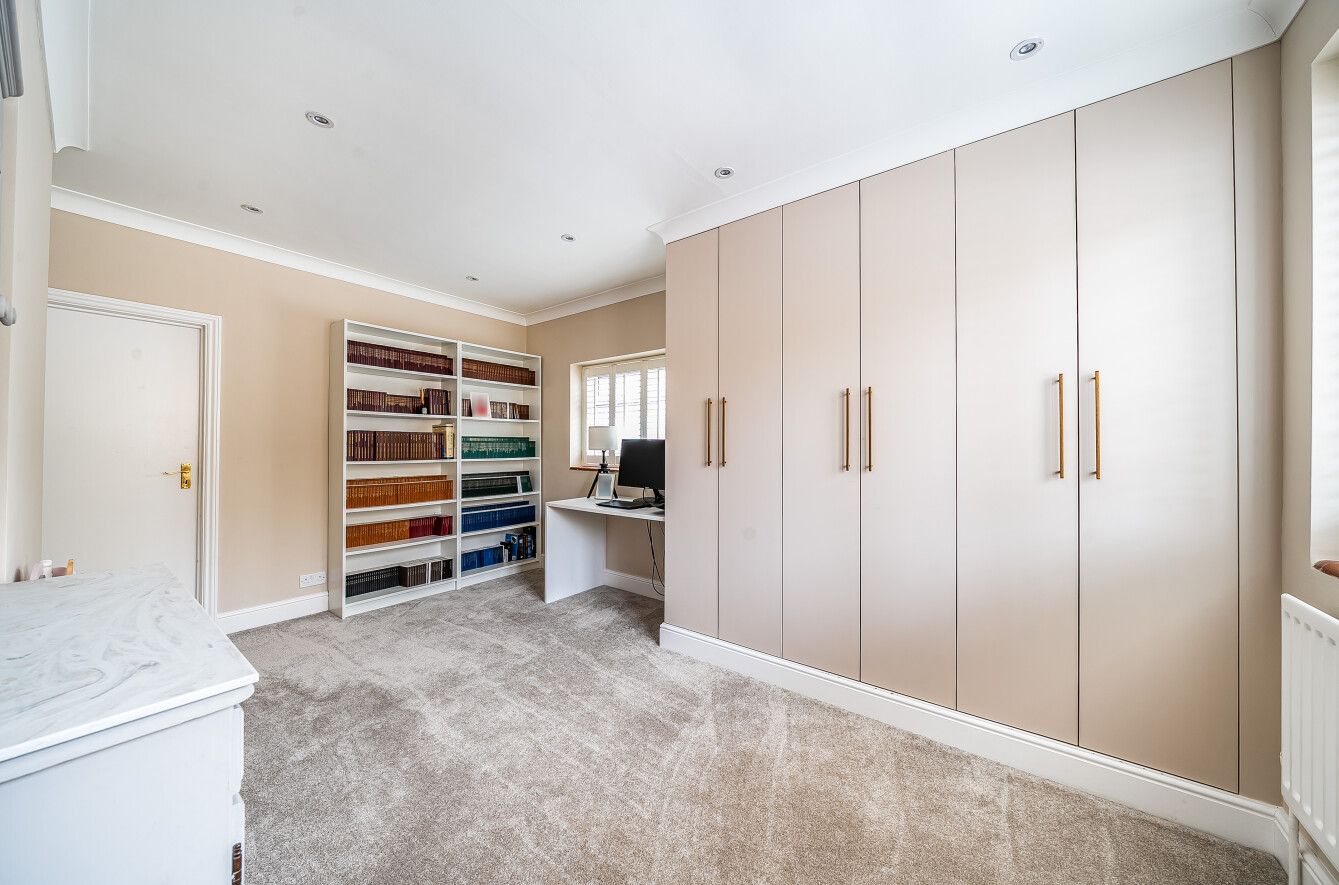 4 bedroom detached house Sold in Sevenoaks - Photograph 1