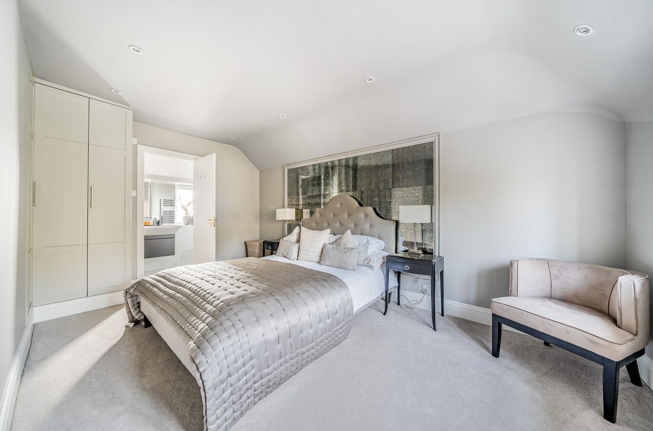 4 bedroom detached house Sold in Sevenoaks - Photograph 8
