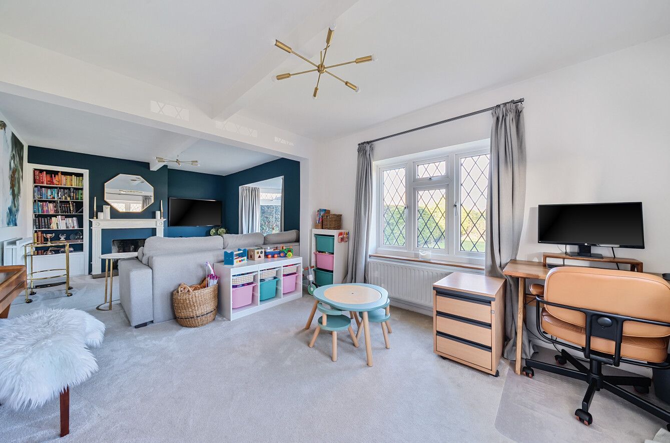 3 bedroom semi-detached house Sold in Sevenoaks - Photograph 7