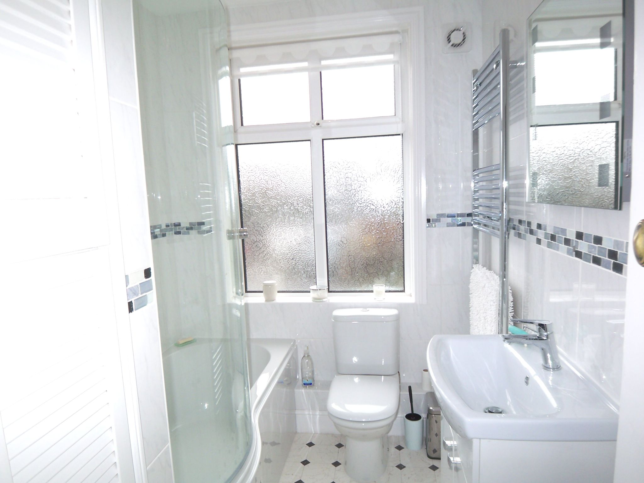 4 bedroom semi-detached house Sold in Sevenoaks - Photograph 9