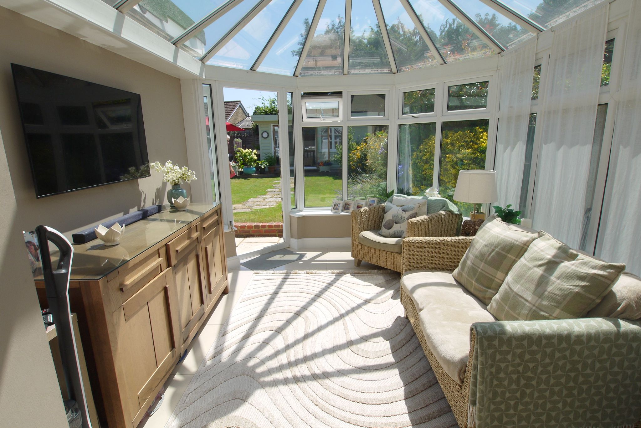 4 bedroom detached house For Sale in Sevenoaks - Photograph 5