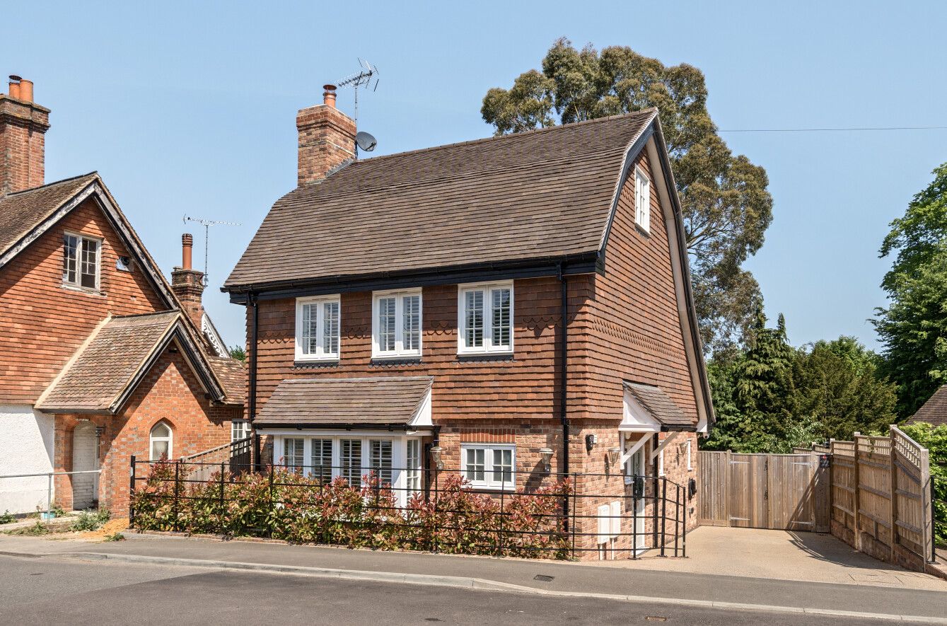 3 bedroom detached house Sold in Sevenoaks - Photograph 2