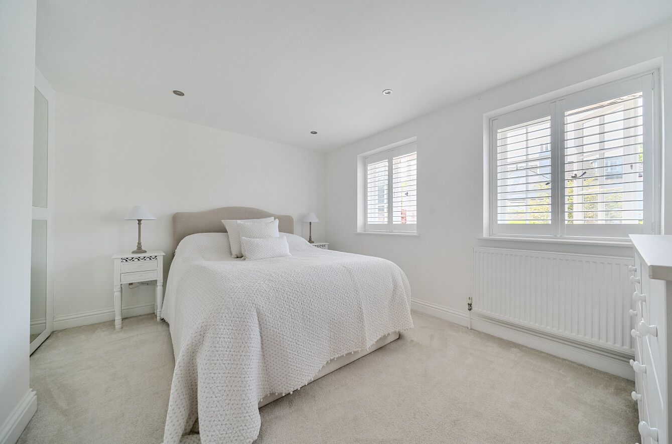 3 bedroom detached house Sold in Sevenoaks - Photograph 6