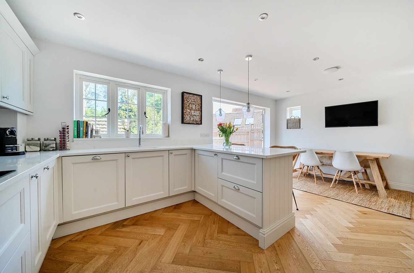 3 bedroom detached house Sold in Sevenoaks - Photograph 11
