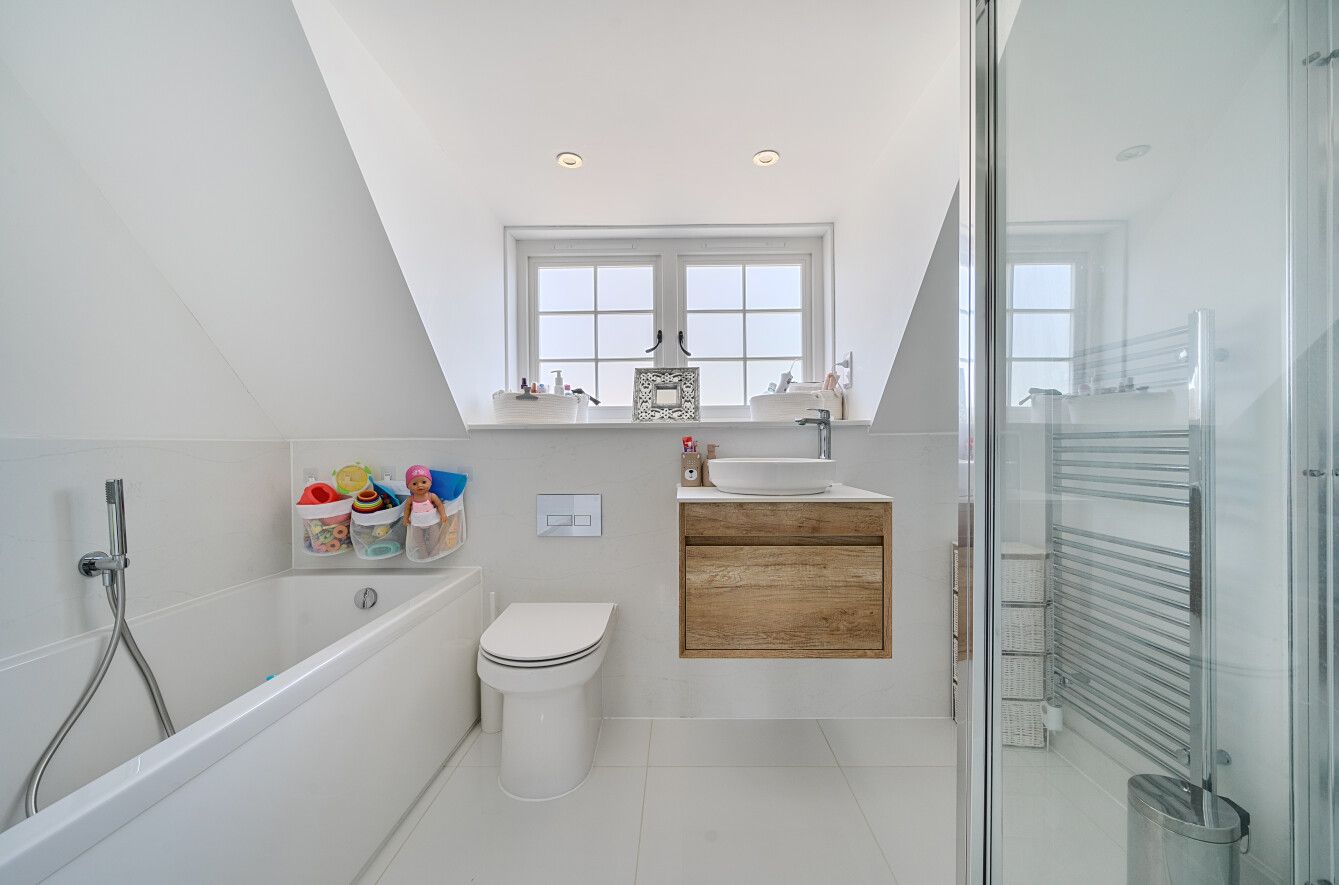 3 bedroom detached house Sold in Sevenoaks - Photograph 8