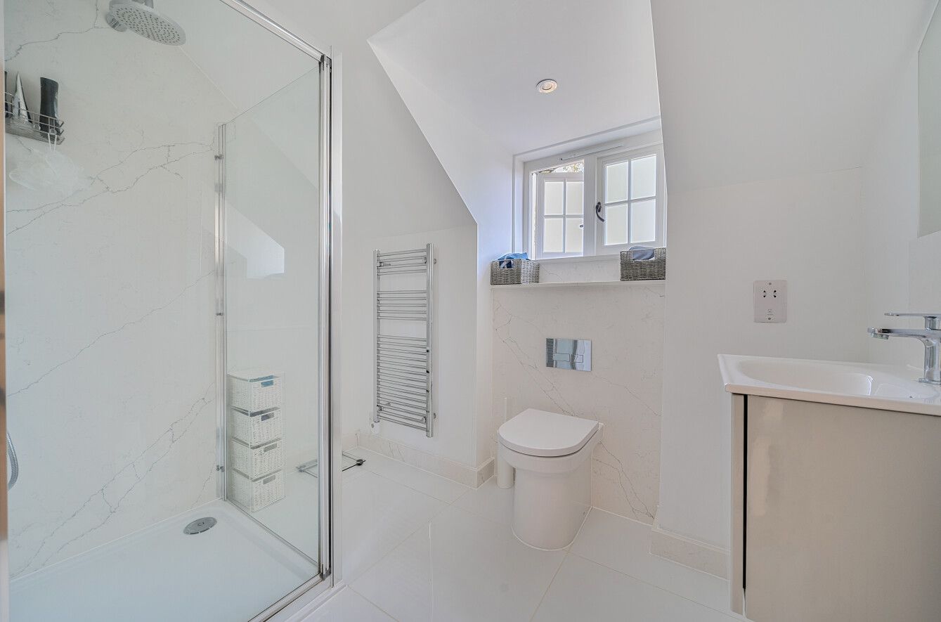 3 bedroom detached house Sold in Sevenoaks - Photograph 5