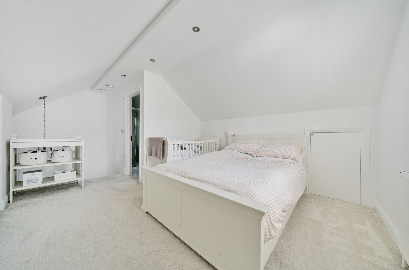 3 bedroom detached house Sold in Sevenoaks - Photograph 3