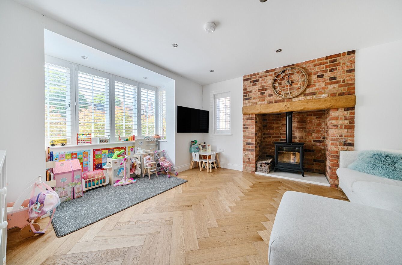 3 bedroom detached house Sold in Sevenoaks - Photograph 9