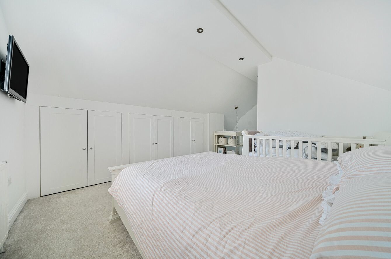 3 bedroom detached house Sold in Sevenoaks - Photograph 4