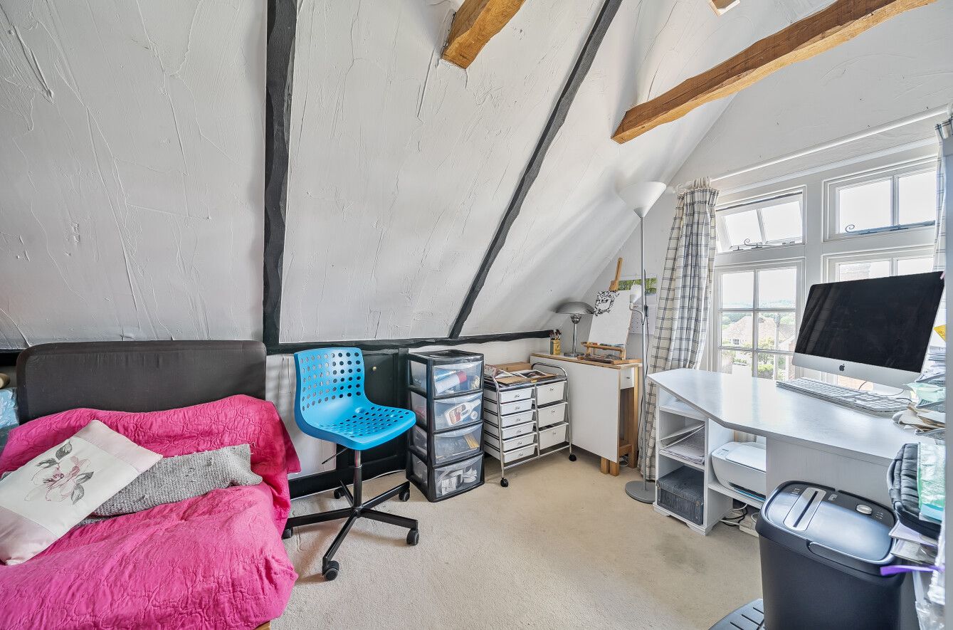 3 bedroom semi-detached house For Sale in Chipstead - Photograph 5