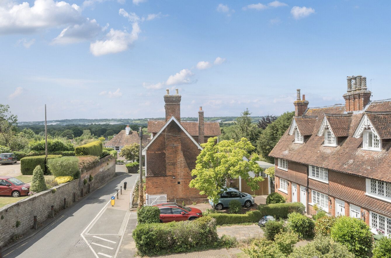3 bedroom semi-detached house For Sale in Chipstead - Photograph 4