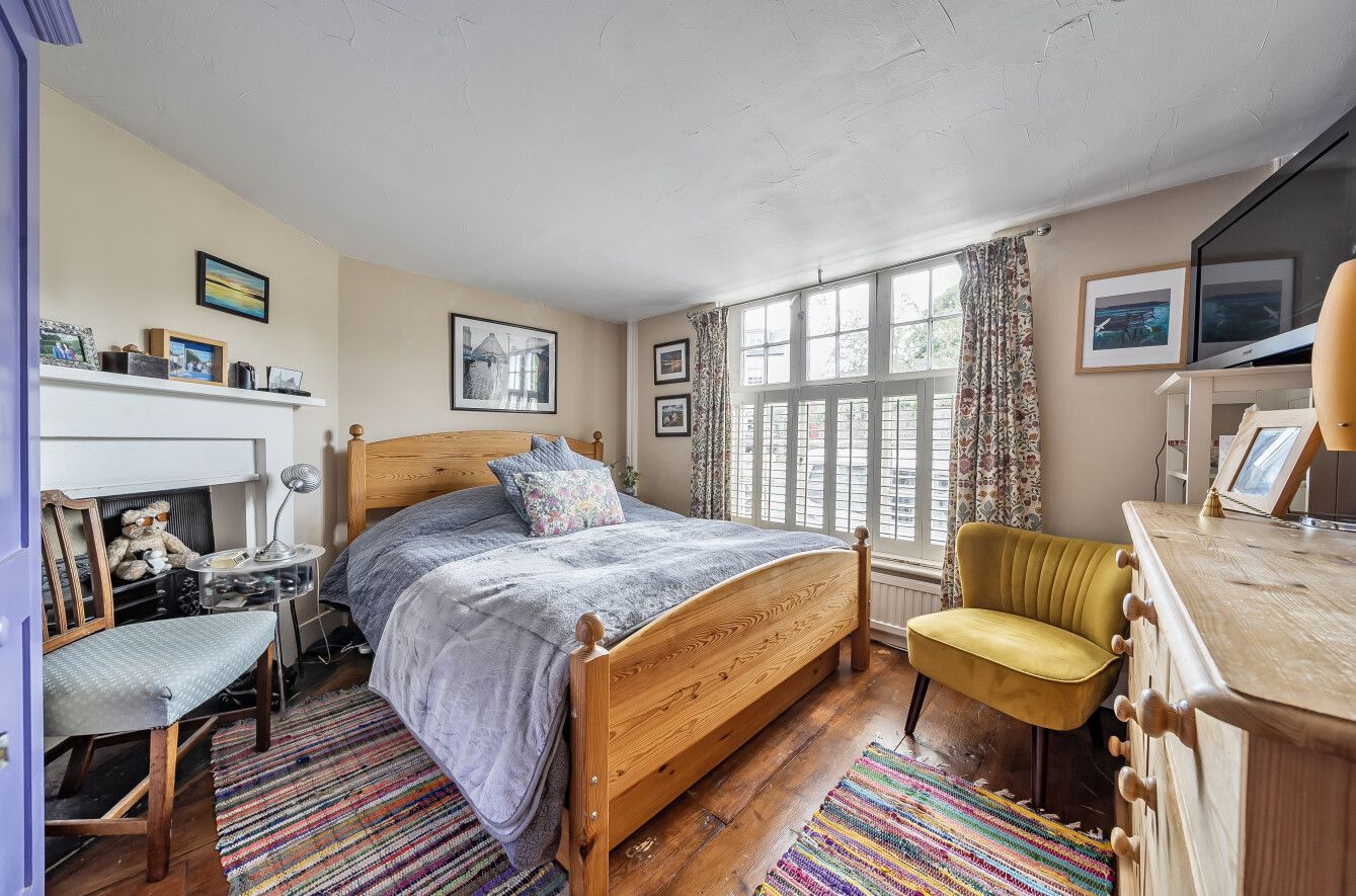 3 bedroom semi-detached house For Sale in Chipstead - Photograph 9