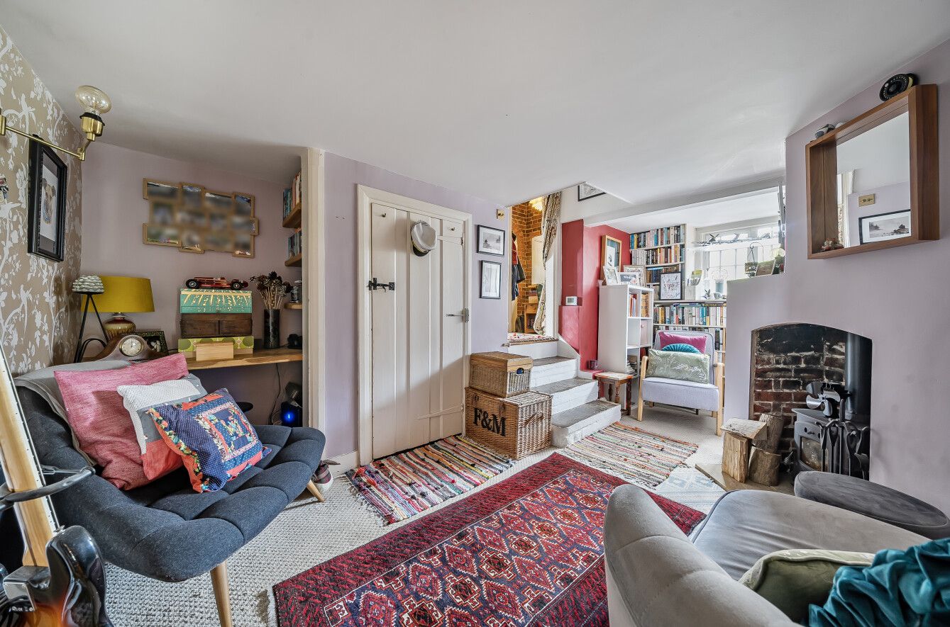 3 bedroom semi-detached house For Sale in Chipstead - Photograph 10