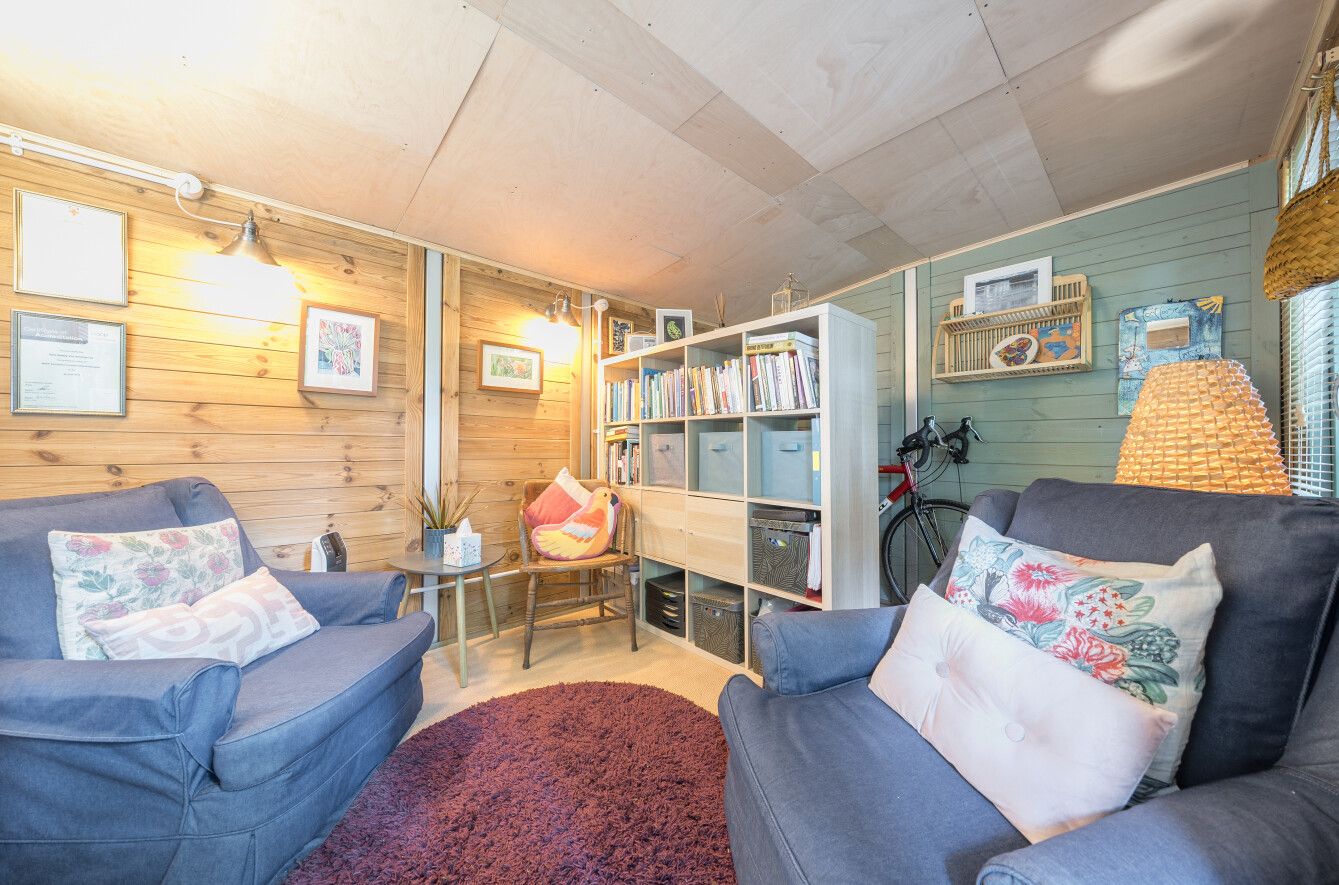 3 bedroom semi-detached house For Sale in Chipstead - Photograph 3