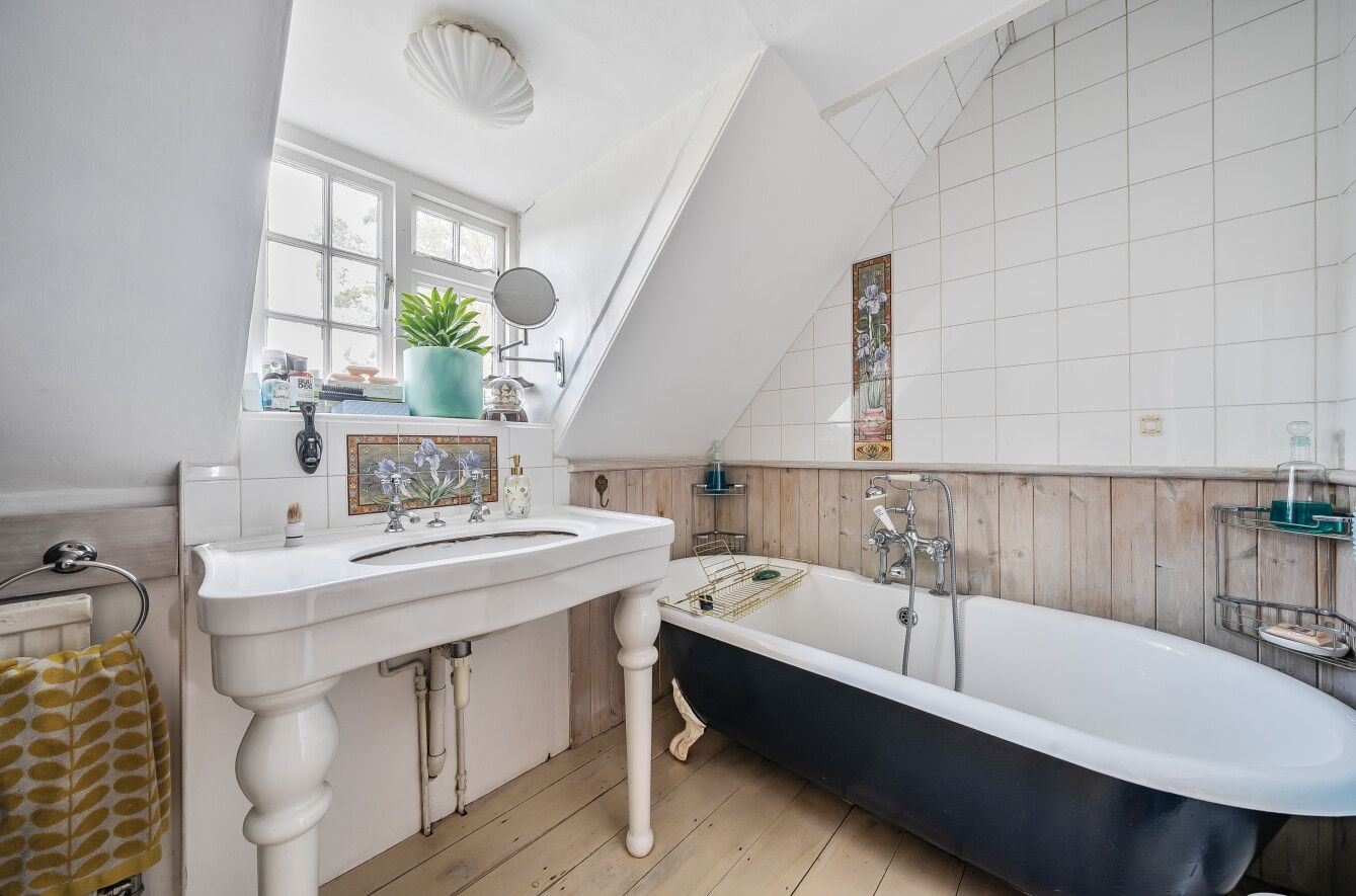3 bedroom semi-detached house For Sale in Chipstead - Photograph 6