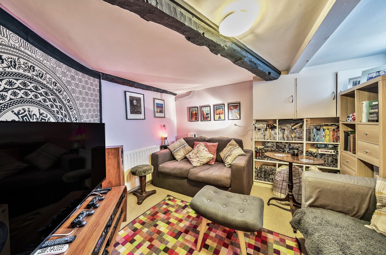 3 bedroom semi-detached house For Sale in Chipstead - Photograph 11