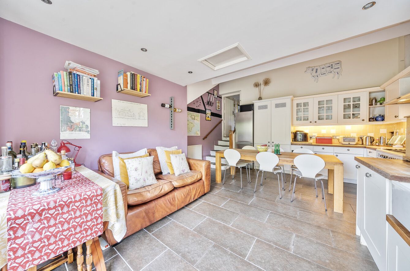3 bedroom semi-detached house For Sale in Chipstead - Photograph 2