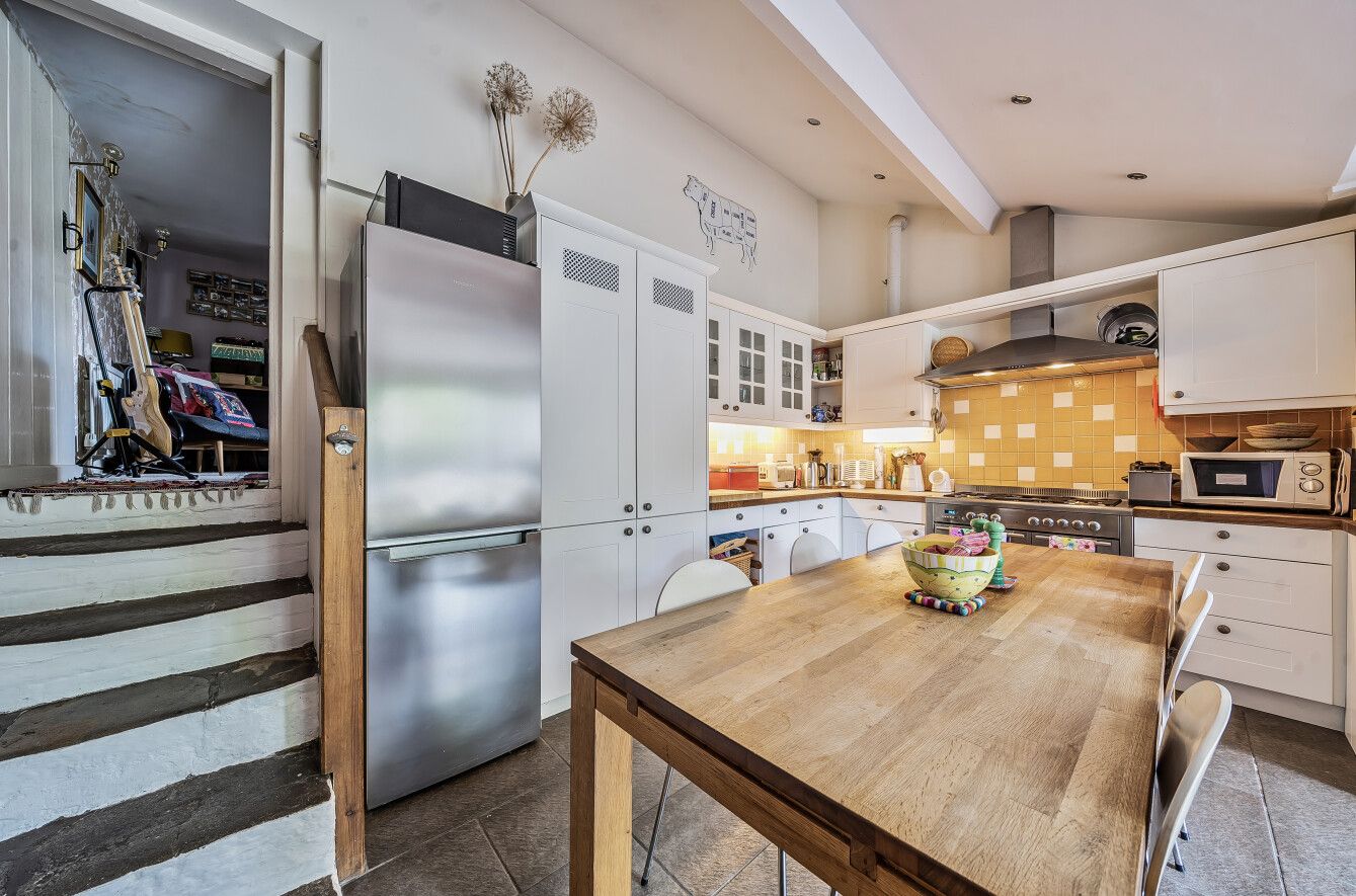 3 bedroom semi-detached house For Sale in Chipstead - Photograph 12