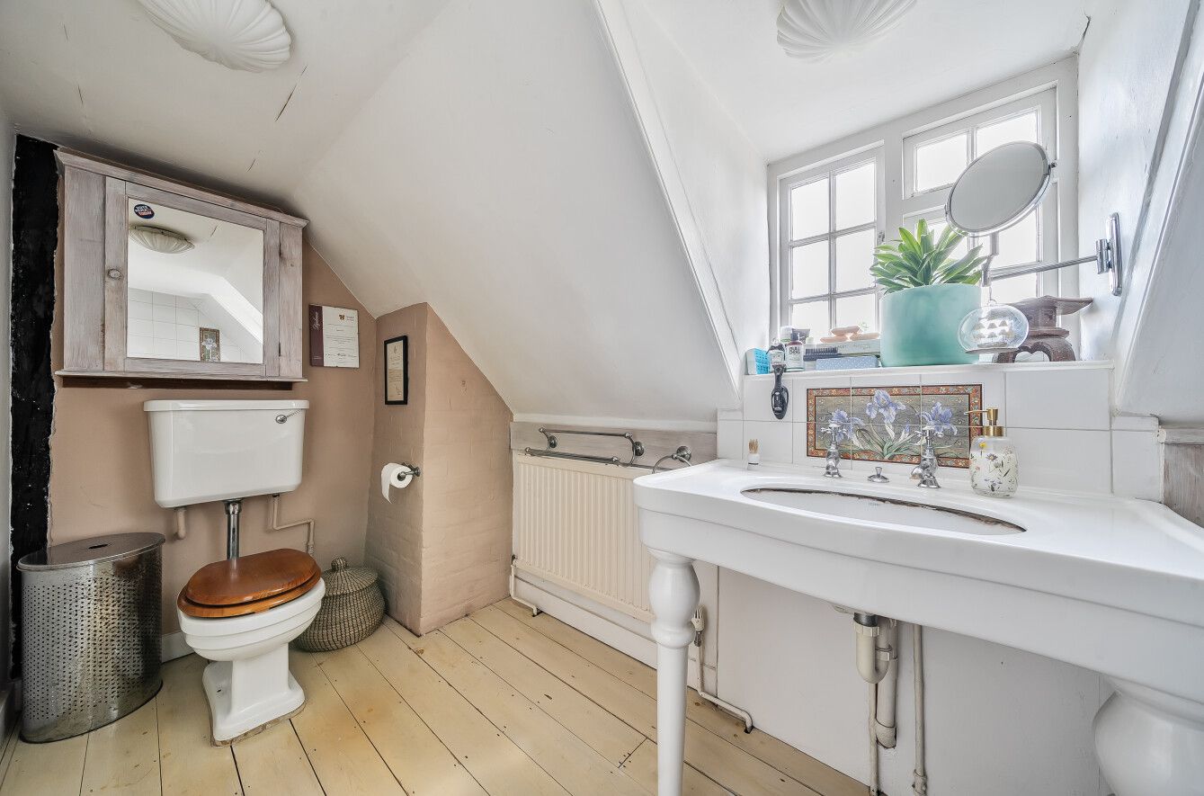 3 bedroom semi-detached house For Sale in Chipstead - Photograph 7