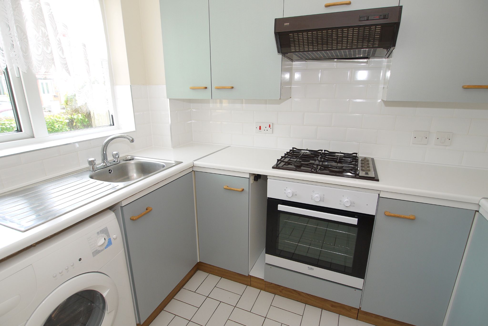 2 bedroom end terraced house Sold in Sevenoaks - Photograph 6