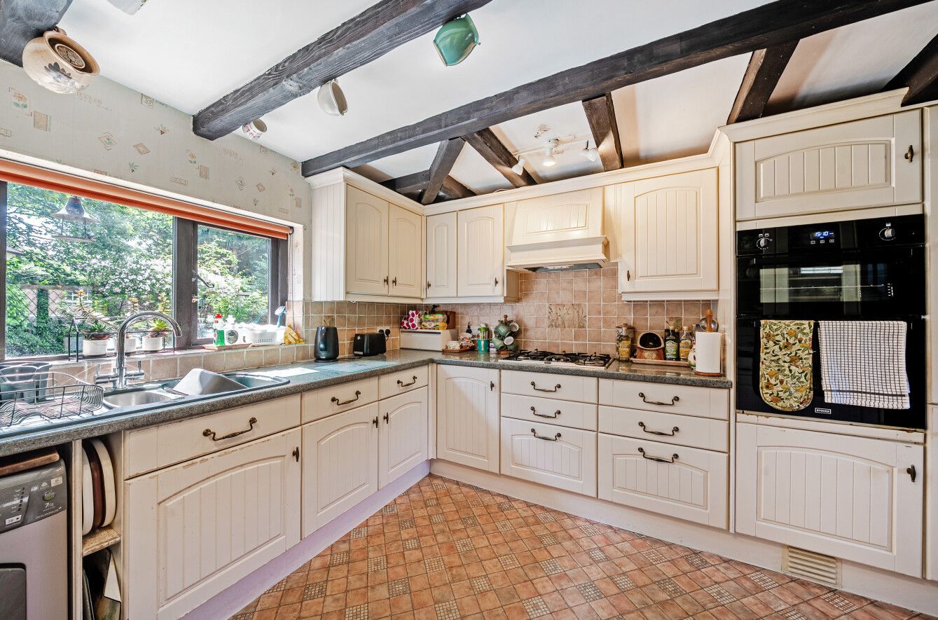 4 bedroom detached house SSTC in Sevenoaks - Photograph 5