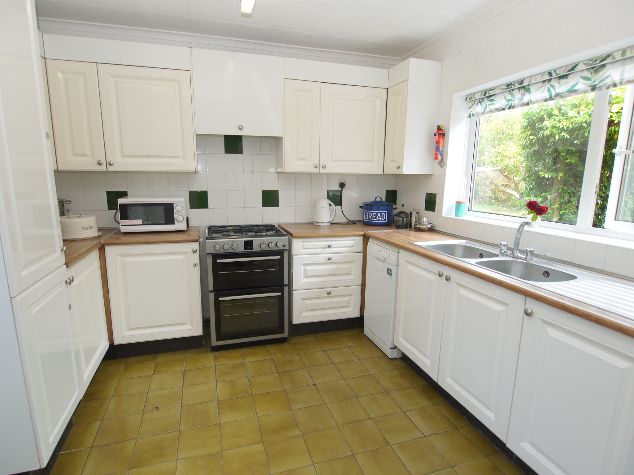 4 bedroom semi-detached house Sold in Sevenoaks - Photograph 4