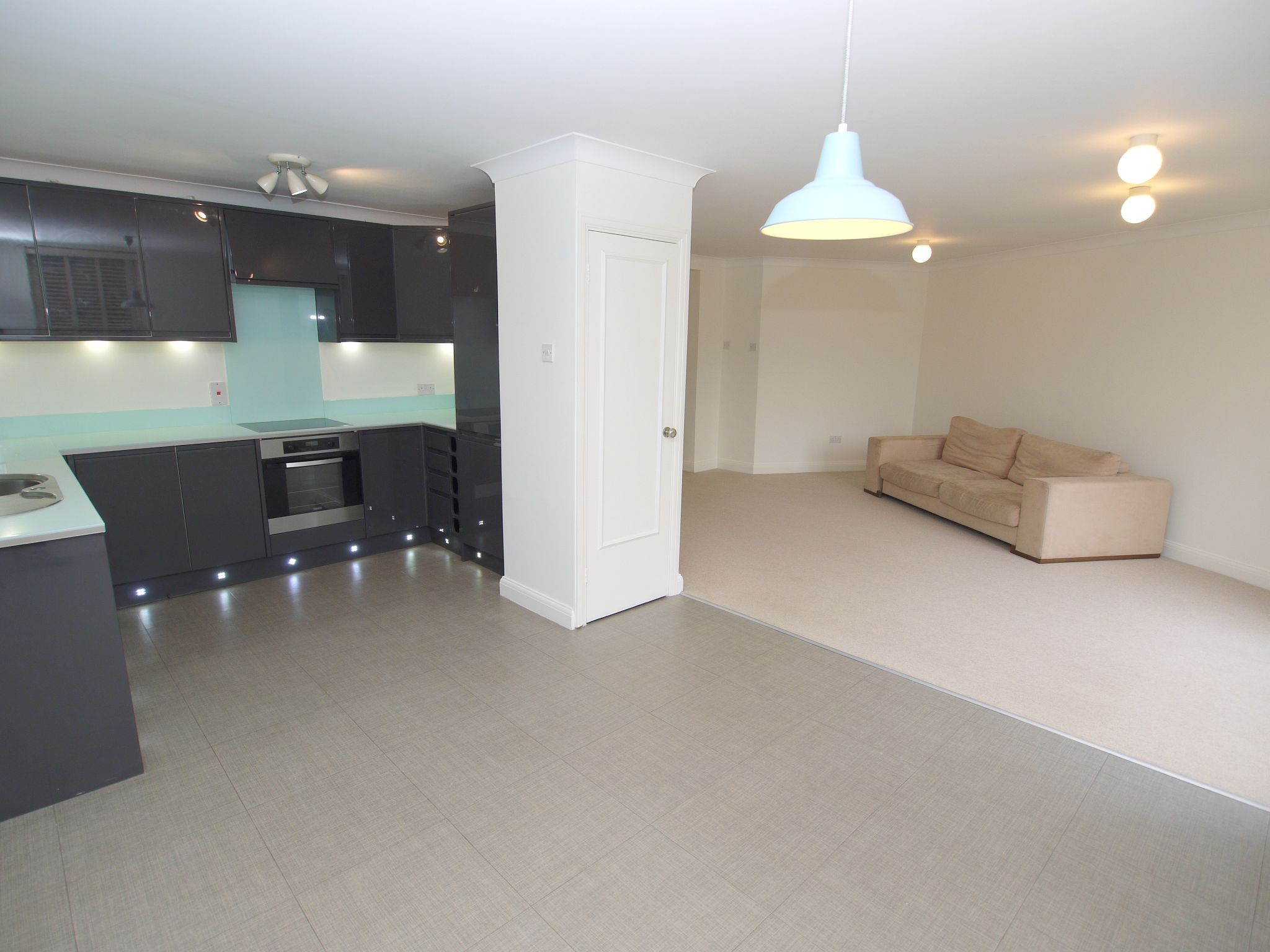 2 bedroom flat For Sale in Sevenoaks - Photograph 2
