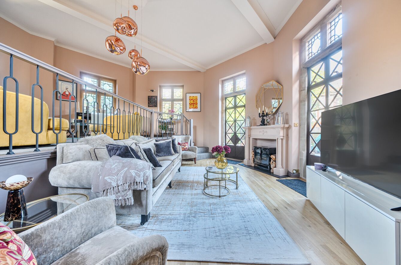 4 bedroom detached house For Sale in Leigh - Photograph 3