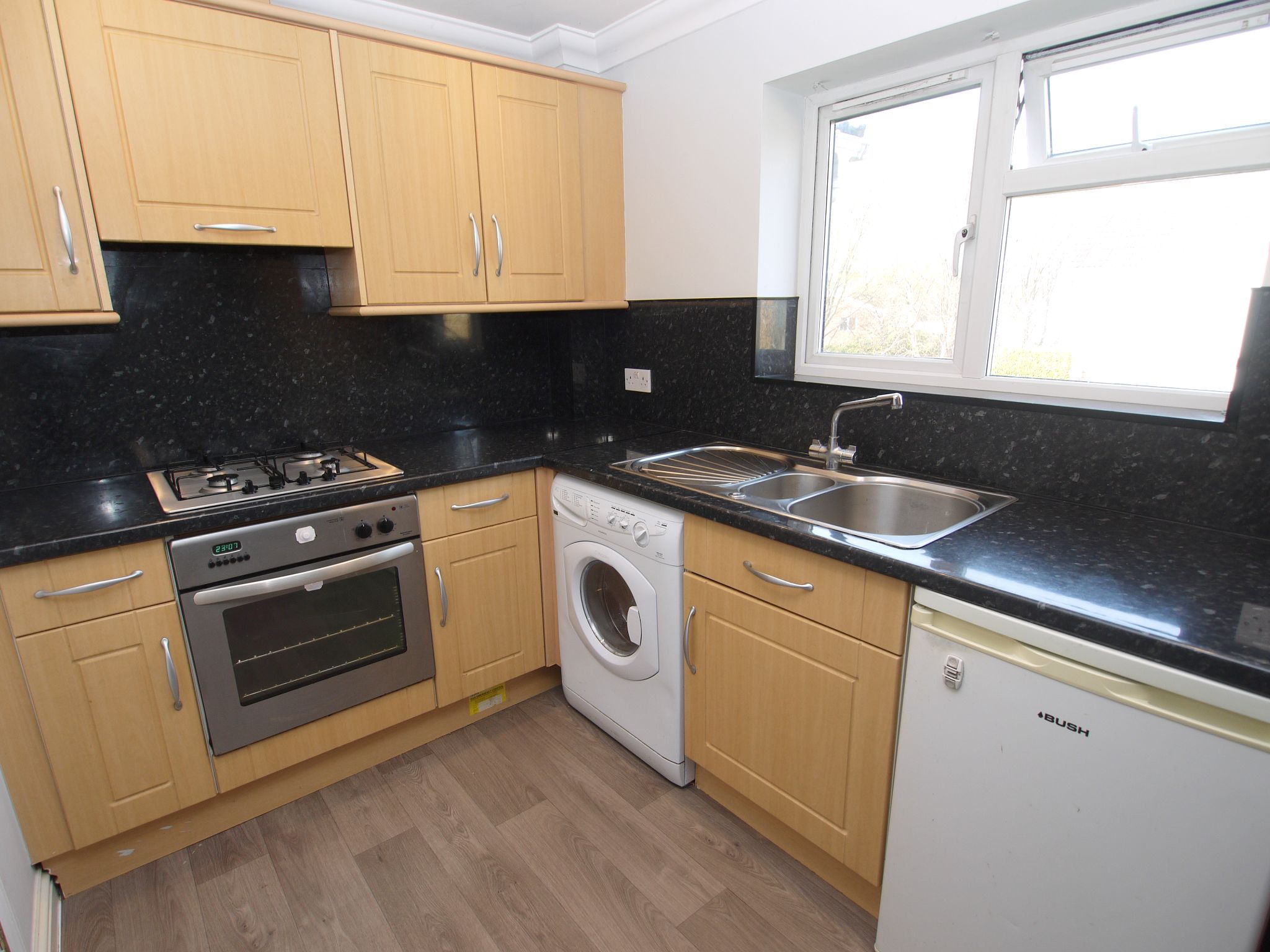 2 bedroom apartment For Sale in Sevenoaks - Photograph 3