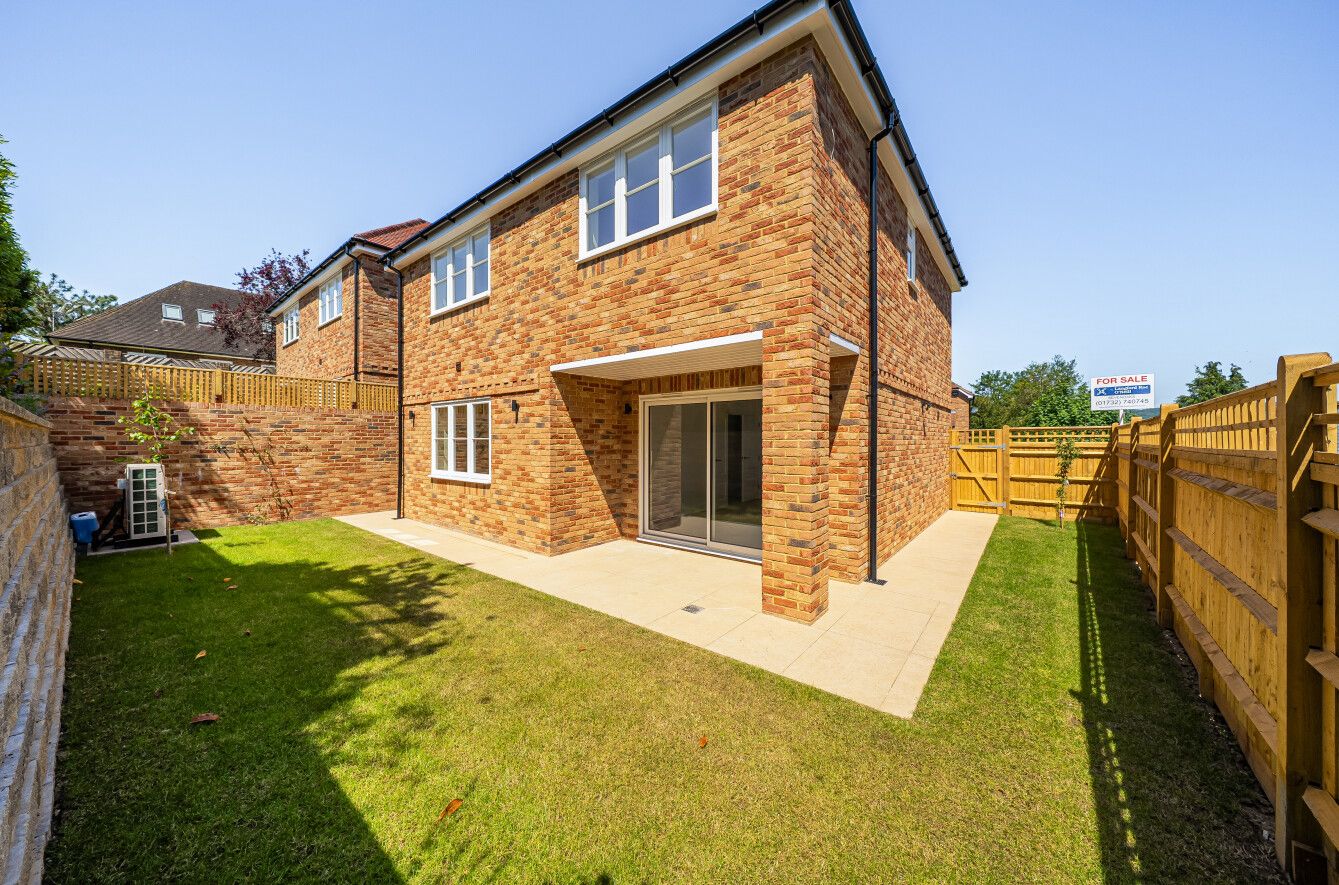 4 bedroom detached house For Sale in Sevenoaks - Photograph 17