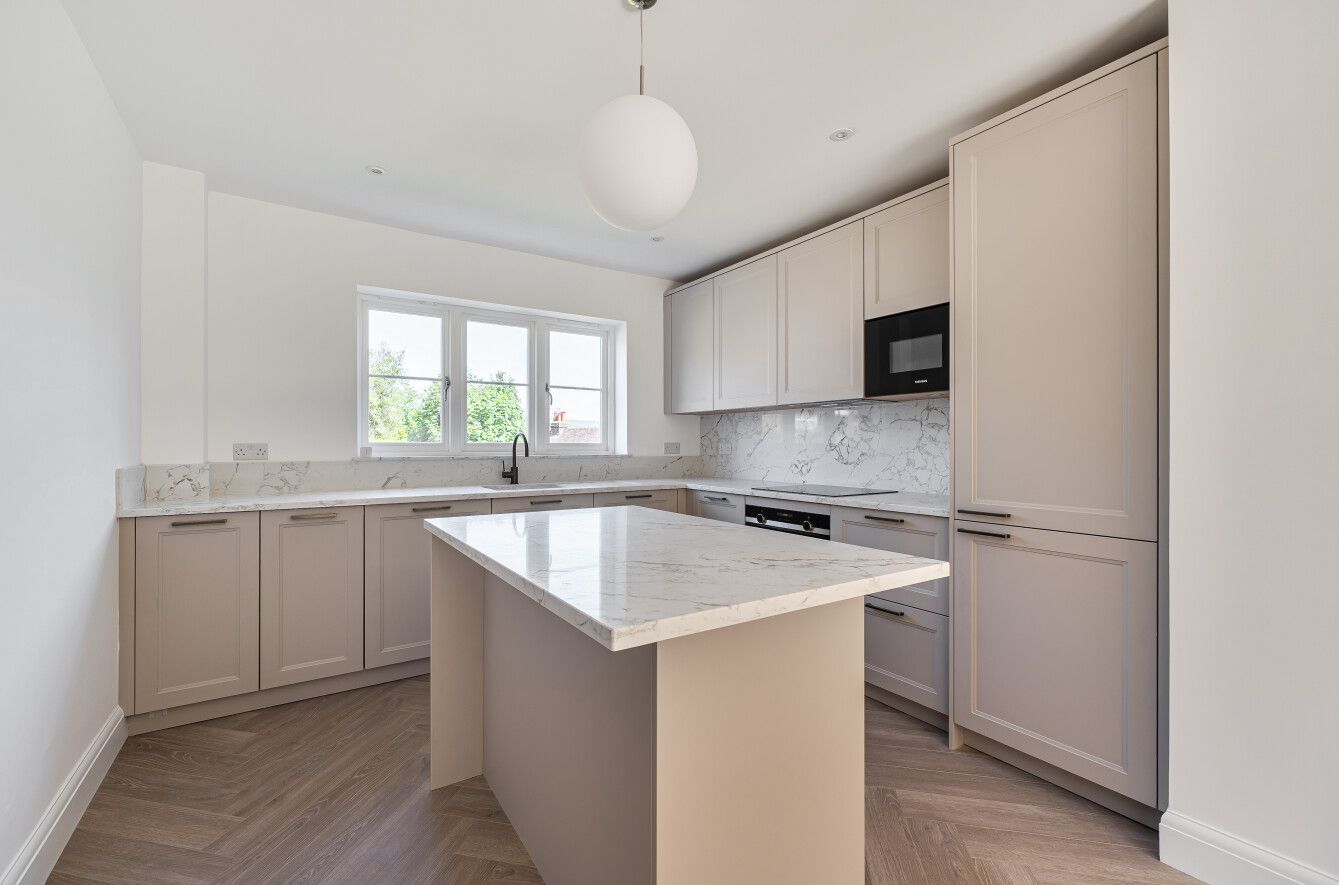 4 bedroom detached house For Sale in Sevenoaks - Photograph 6