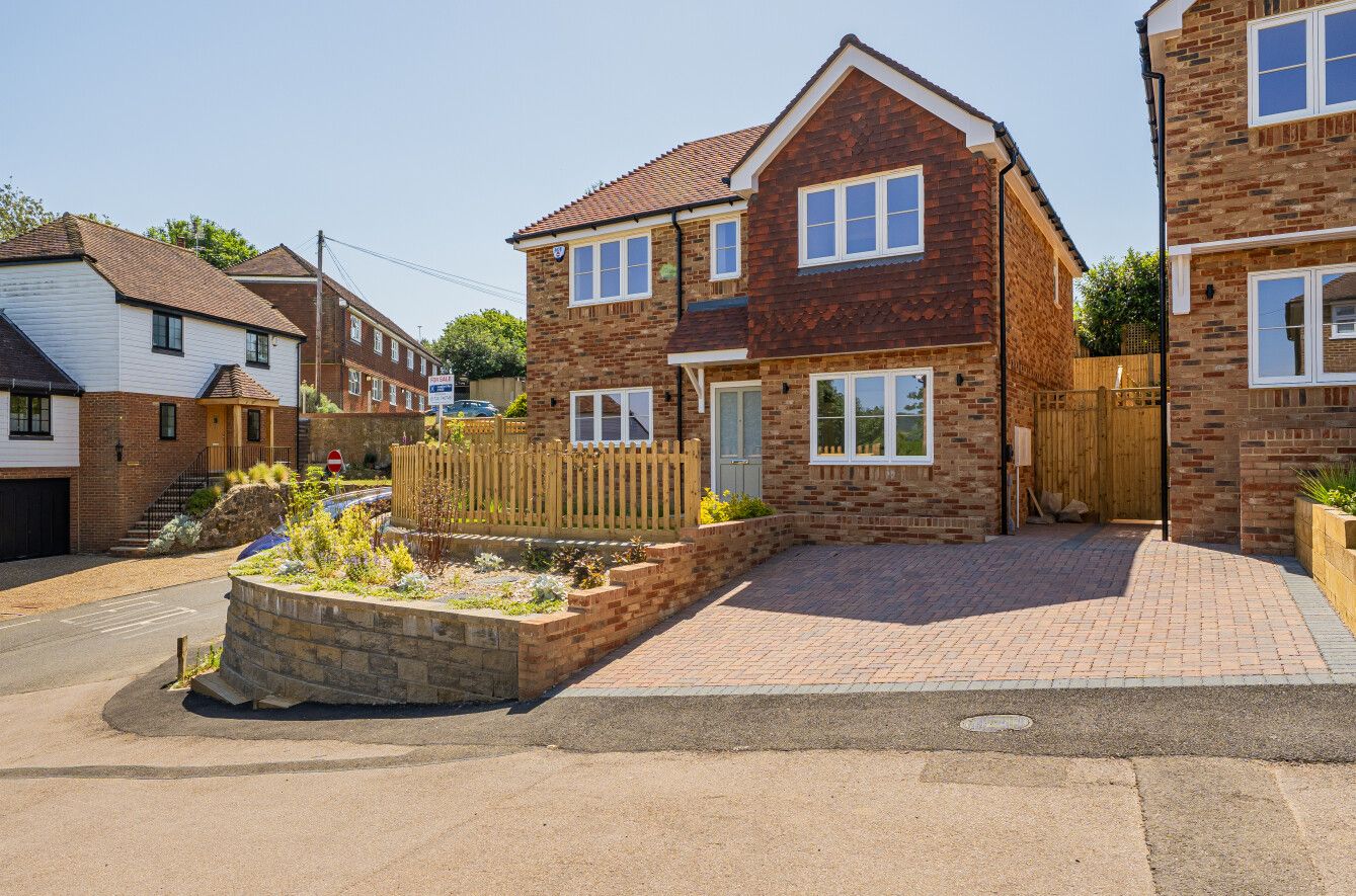 4 bedroom detached house For Sale in Sevenoaks - Photograph 1