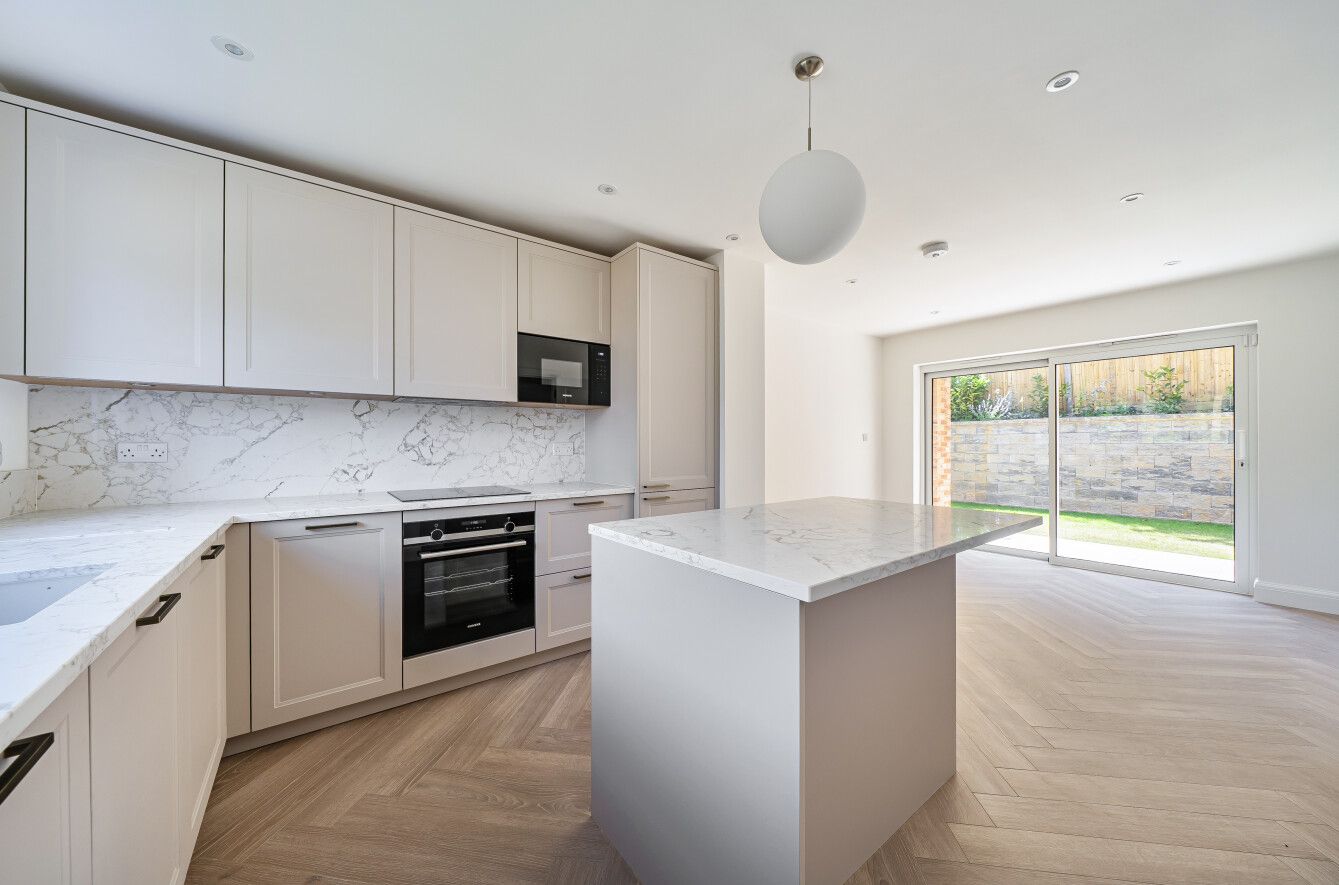 4 bedroom detached house For Sale in Sevenoaks - Photograph 2