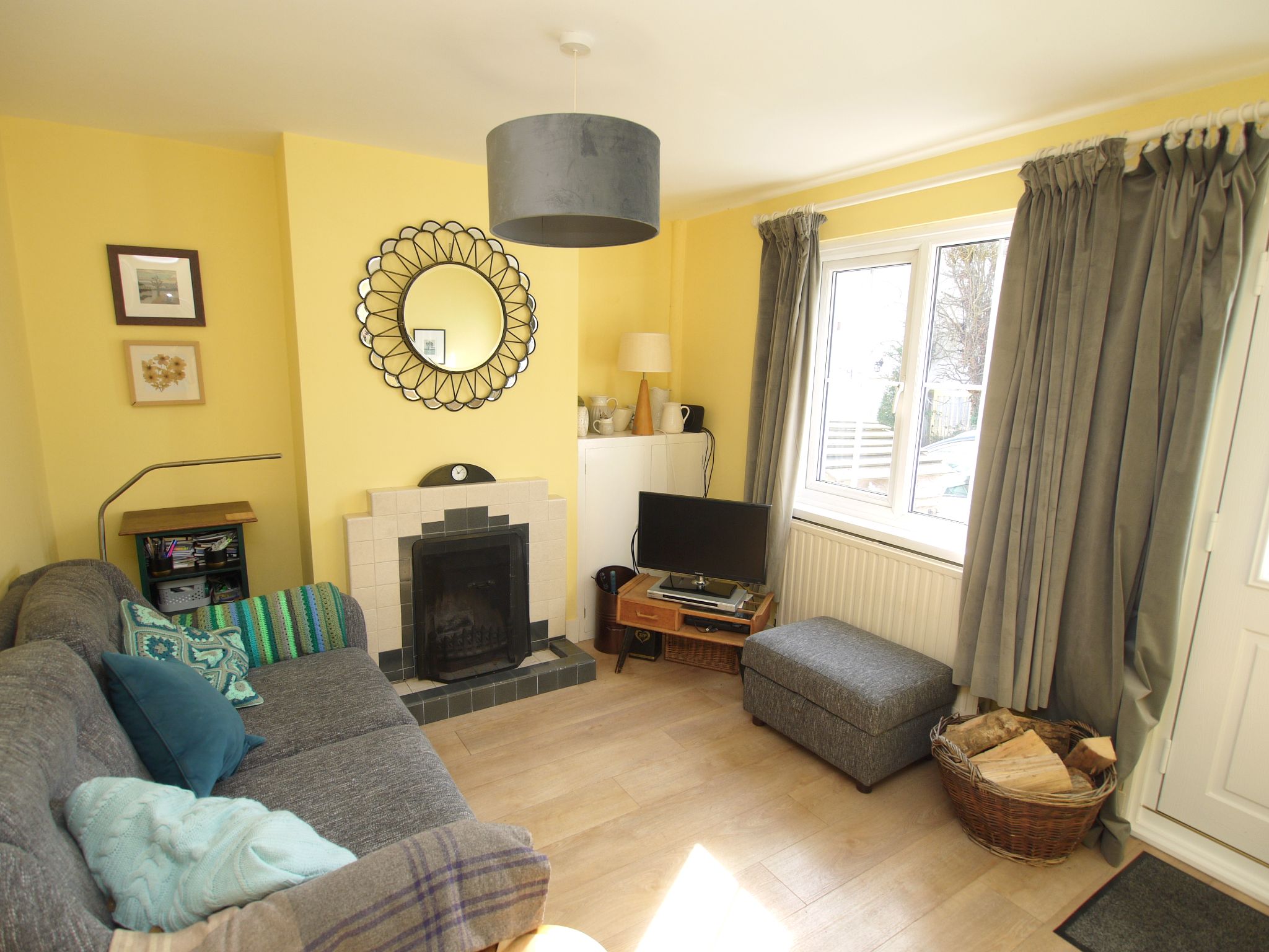 2 bedroom mid terraced house For Sale in Sevenoaks - Photograph 2