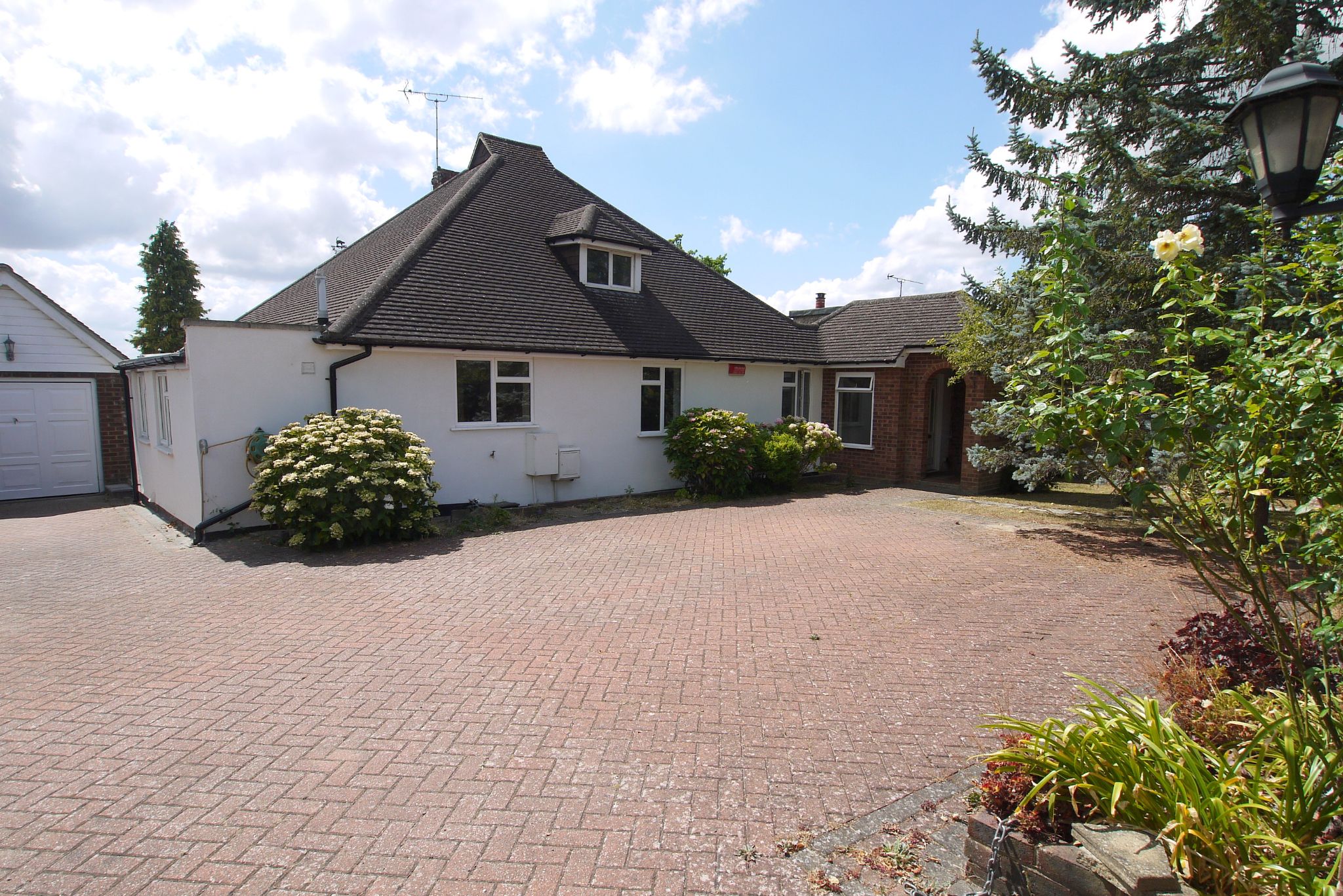 3 bedroom detached bungalow For Sale in Sevenoaks - Property photograph