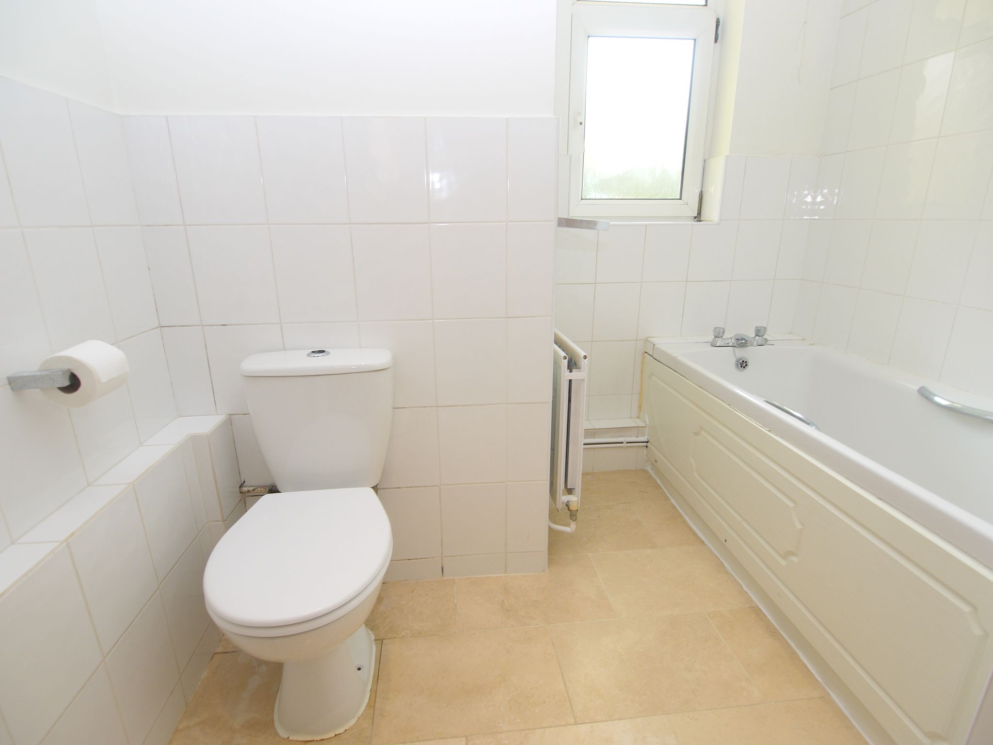 2 bedroom apartment For Sale in Sevenoaks - Photograph 8